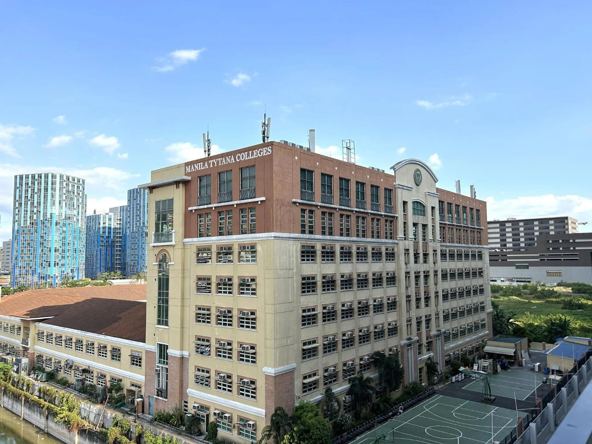 City view in Shore Residences MOA Dynastel Staycation