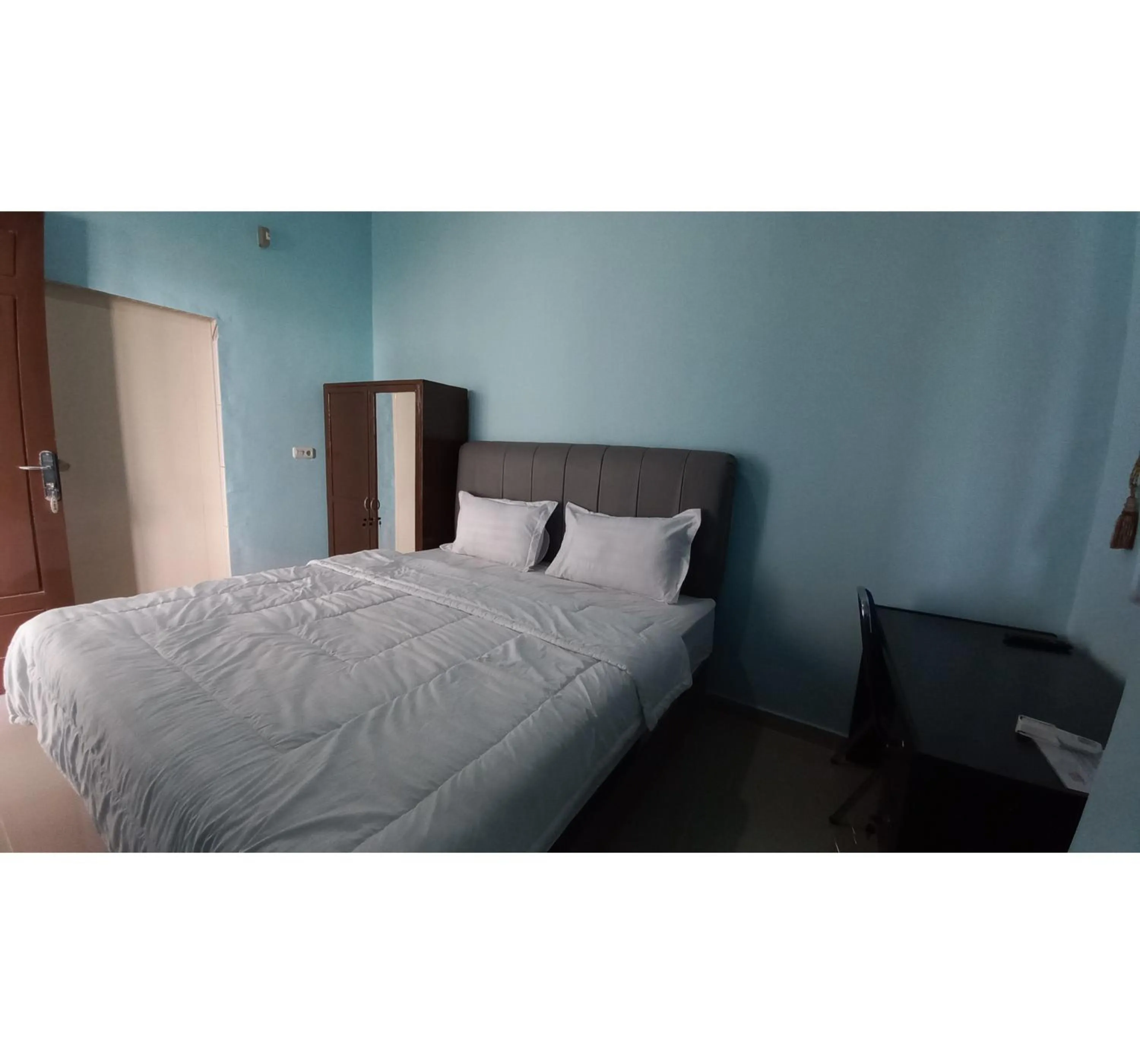 Bedroom, Bed in Hotel O Pinus Jaya SyariahNearTaman Amaryllis Pekanbaru