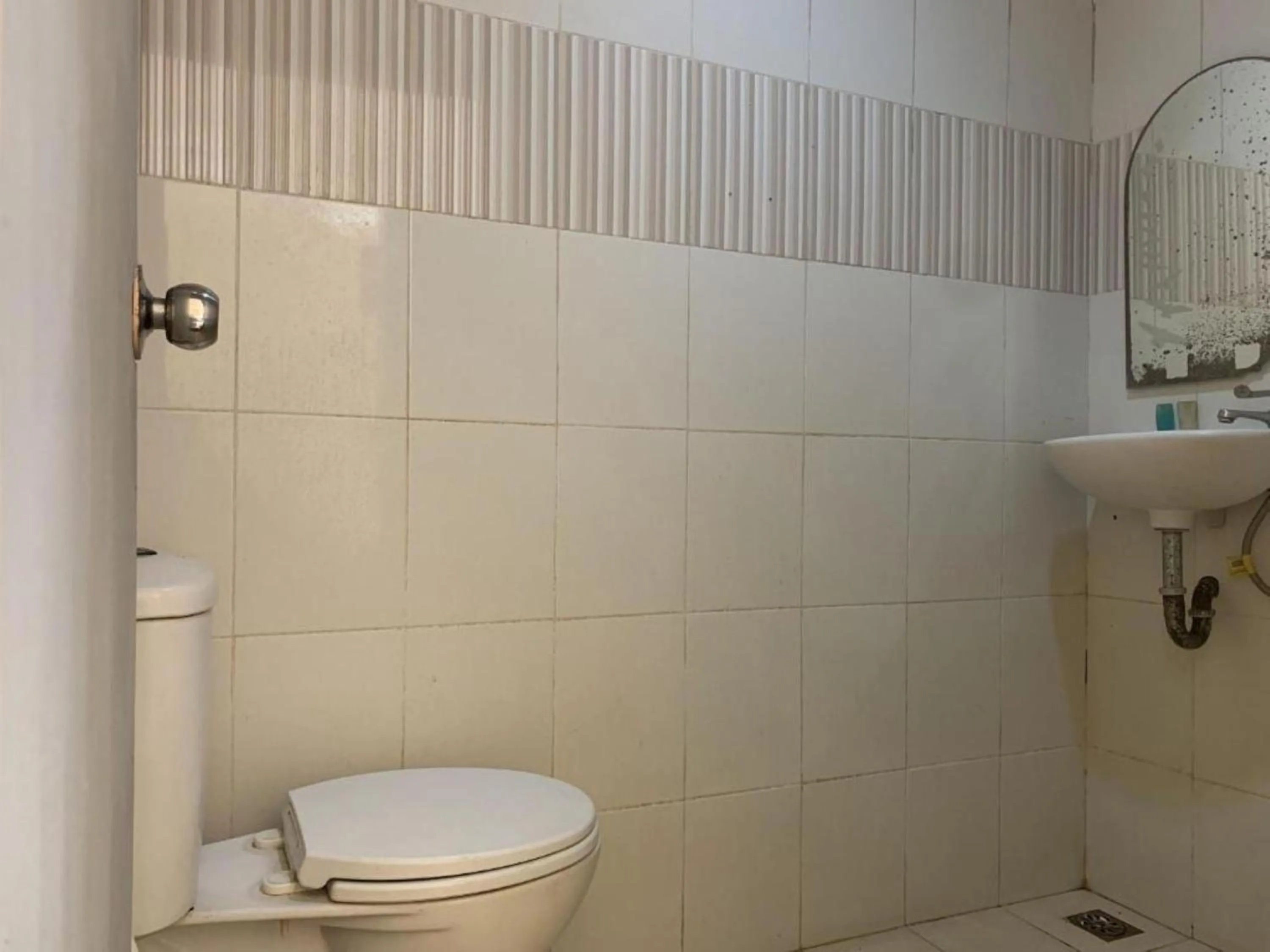 Bathroom in Hotel O Pinus Jaya SyariahNearTaman Amaryllis Pekanbaru