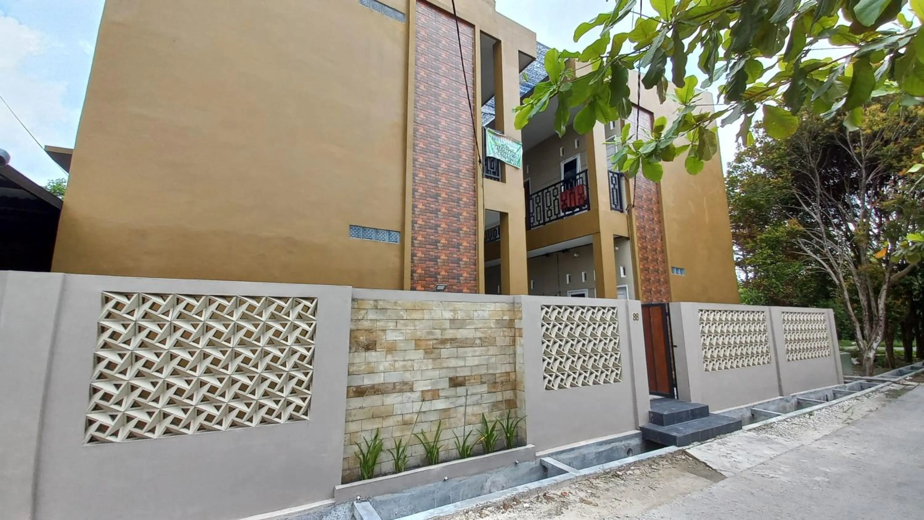 Facade/entrance in SPOT ON 93428 Pinus Jaya Syariah