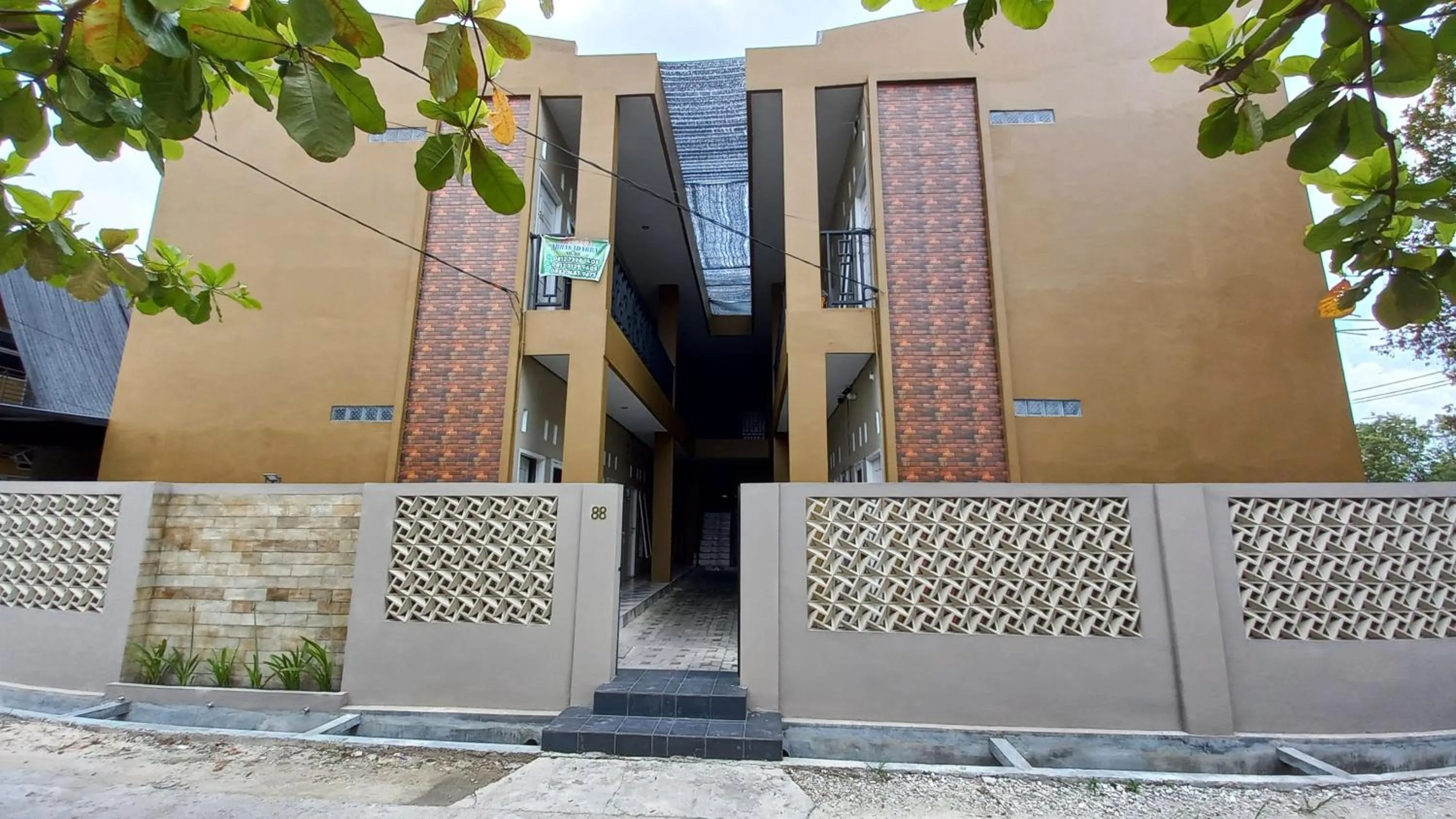 Facade/entrance in SPOT ON 93428 Pinus Jaya Syariah