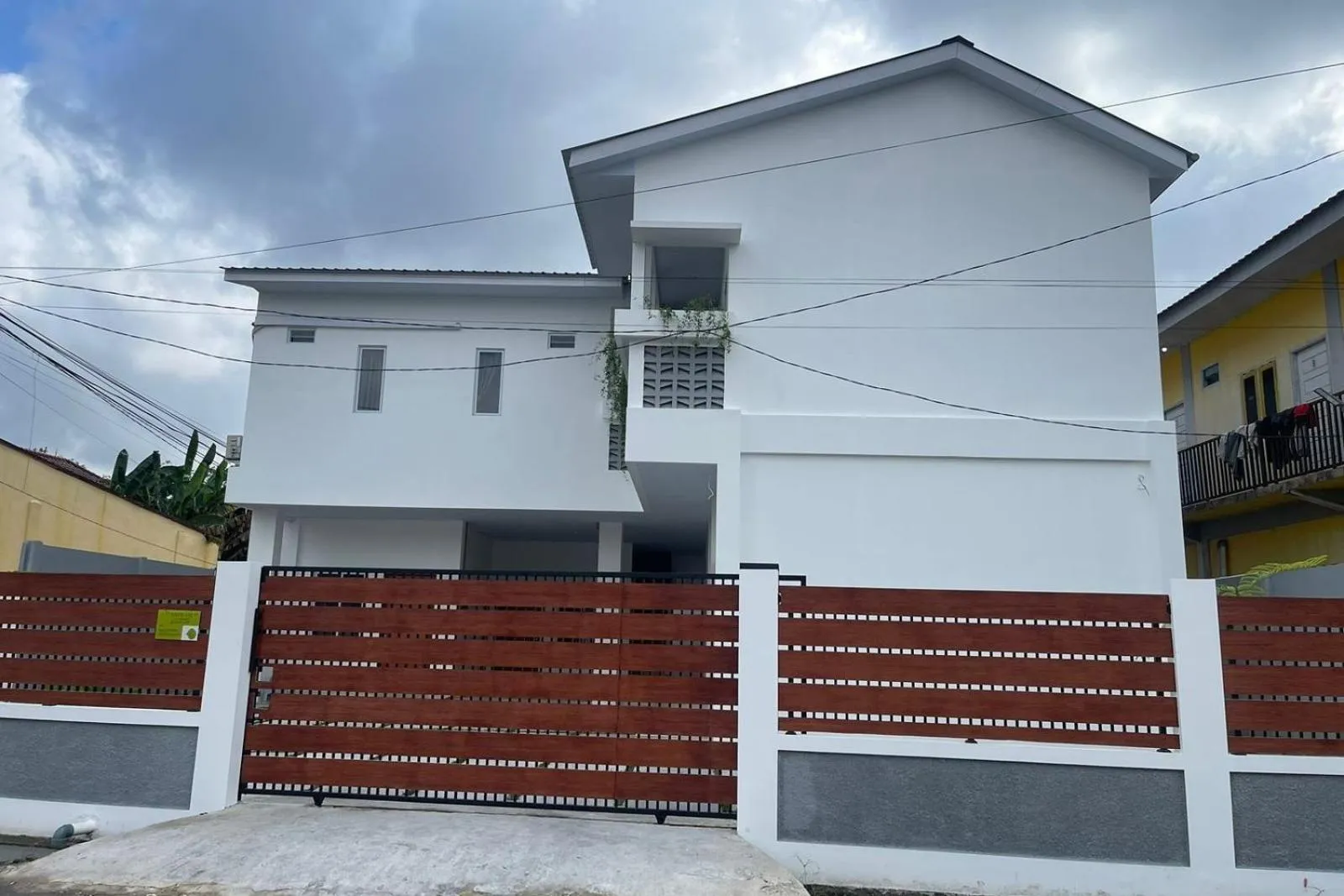 Facade/entrance in Hotel O White House SyariahNearOYO 93457 White House Syariah