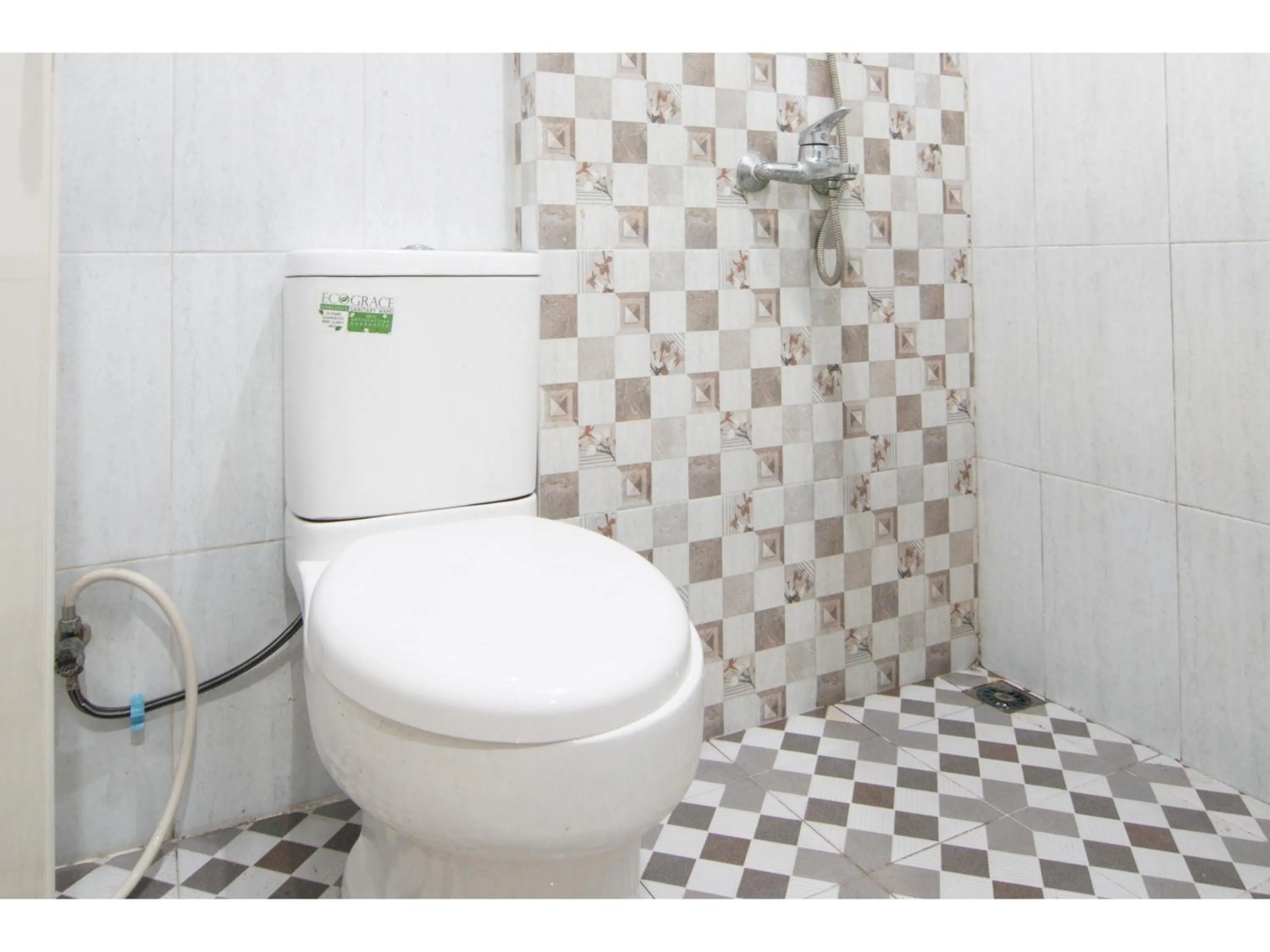 Bathroom in Hotel O White House SyariahNearOYO 93457 White House Syariah