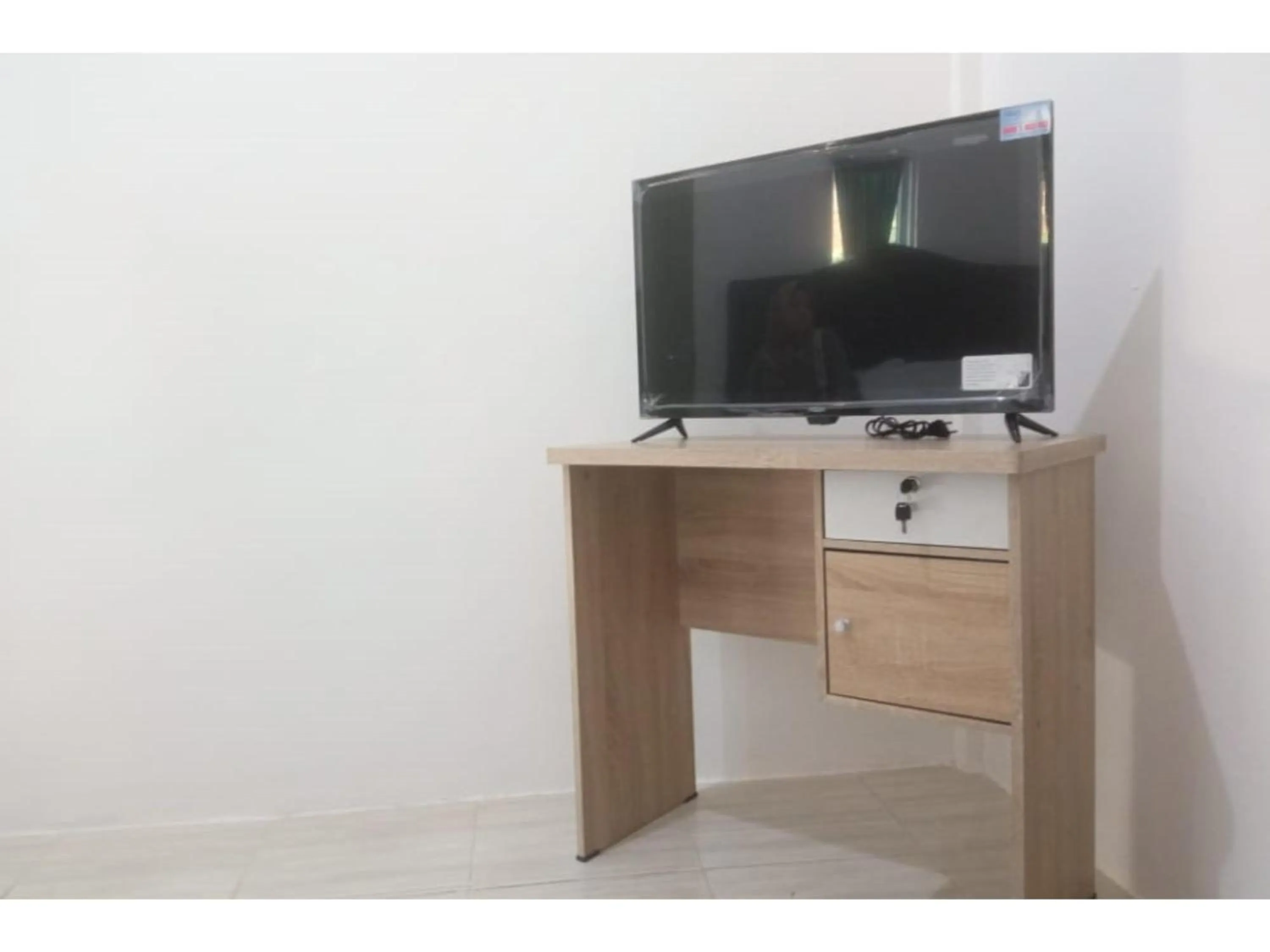 TV and multimedia in Hotel O White House SyariahNearOYO 93457 White House Syariah