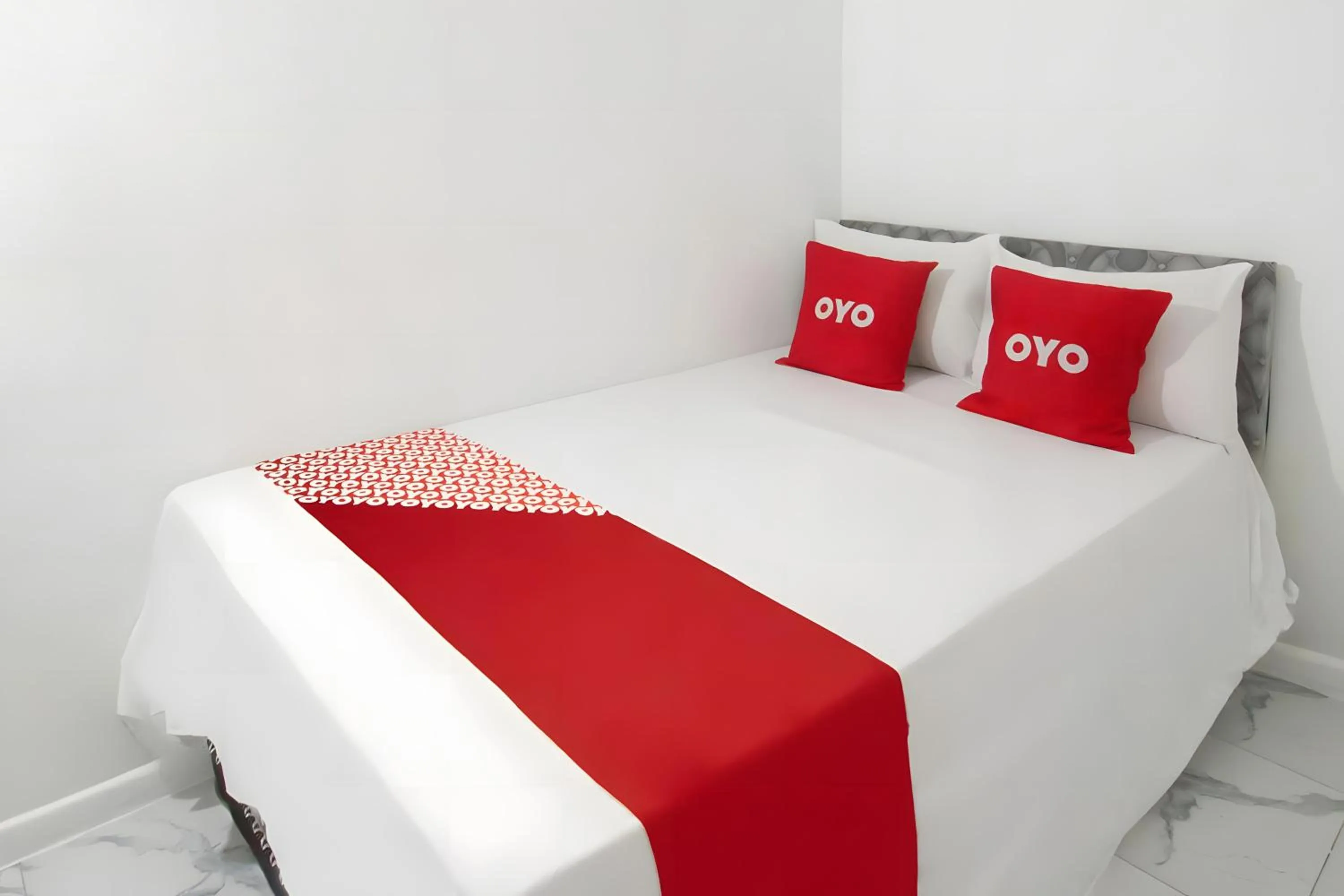 Bedroom, Bed in OYO 93440 Warde Hotel Near Sae Restaurant