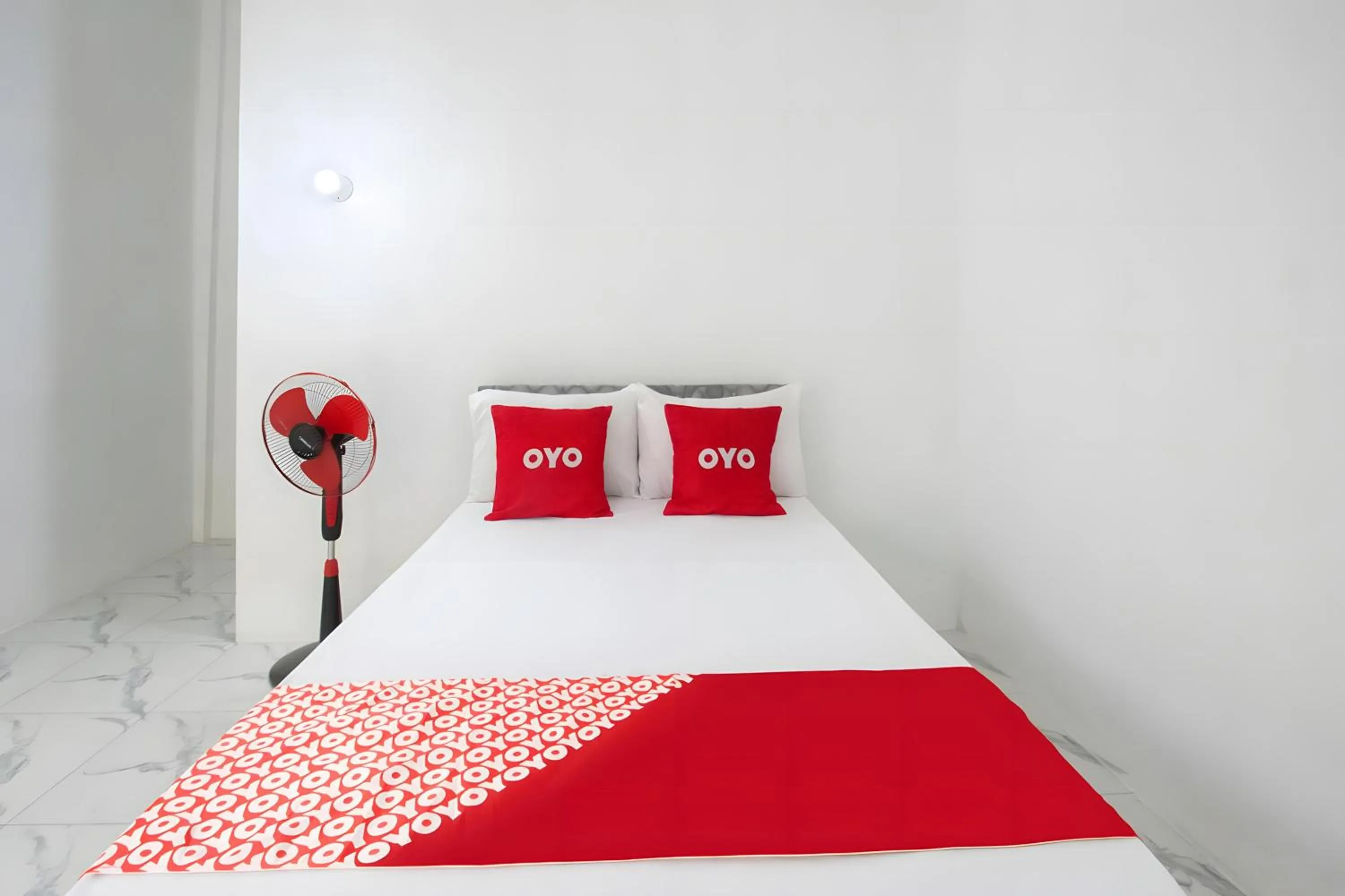 Bedroom, Bed in OYO 93440 Warde Hotel Near Sae Restaurant