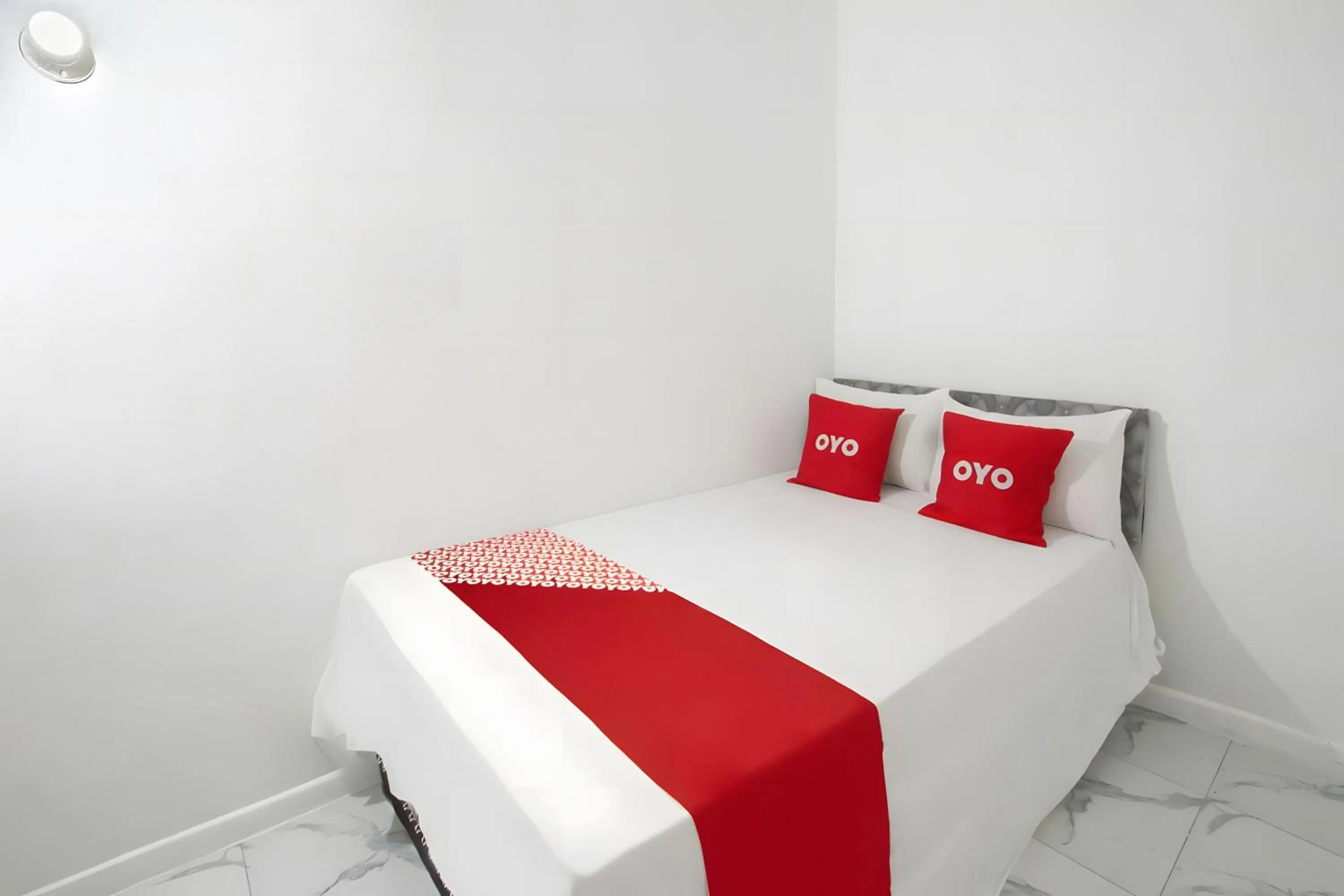 Bedroom, Bed in OYO 93440 Warde Hotel Near Sae Restaurant