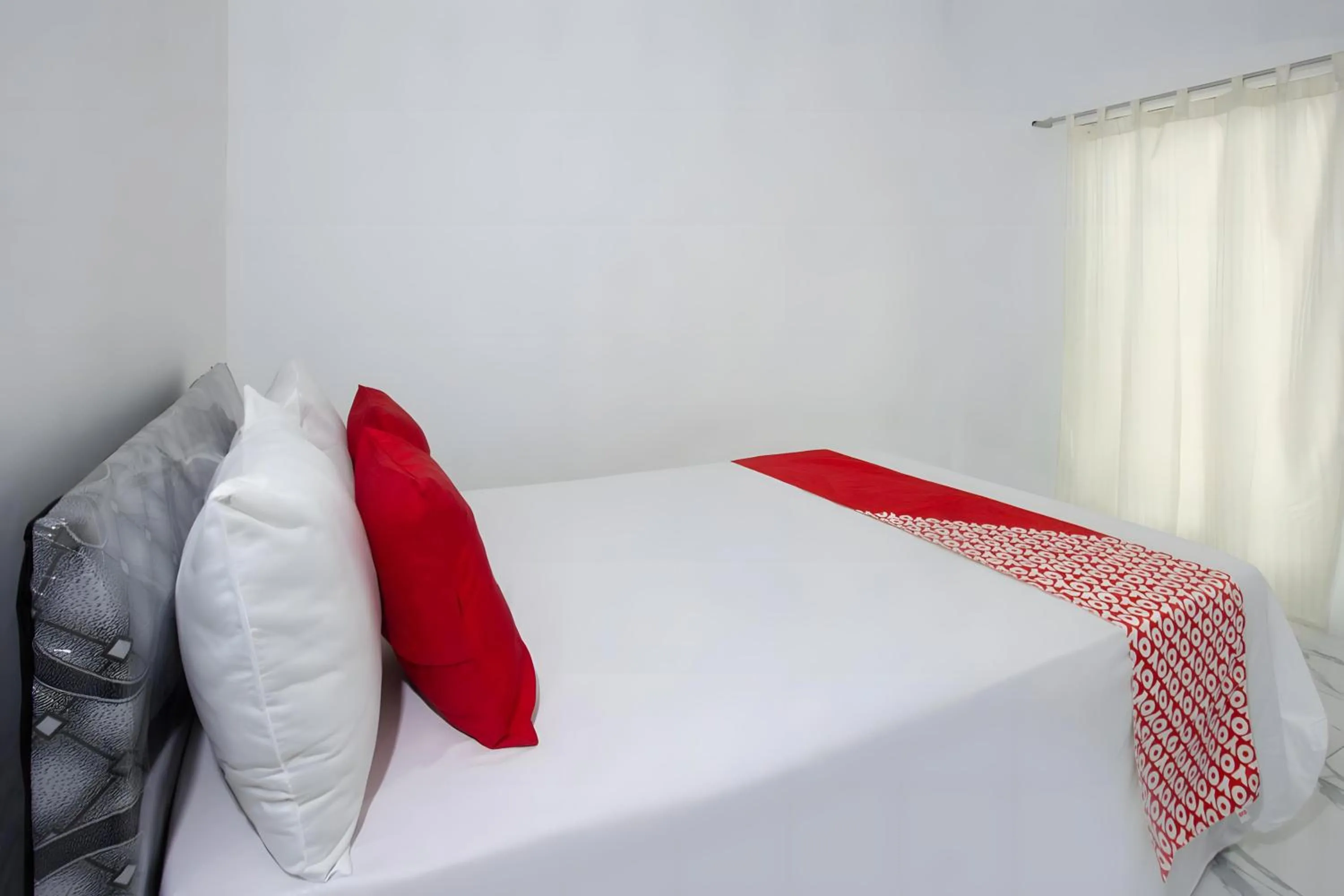 Bedroom, Bed in OYO 93440 Warde Hotel Near Sae Restaurant