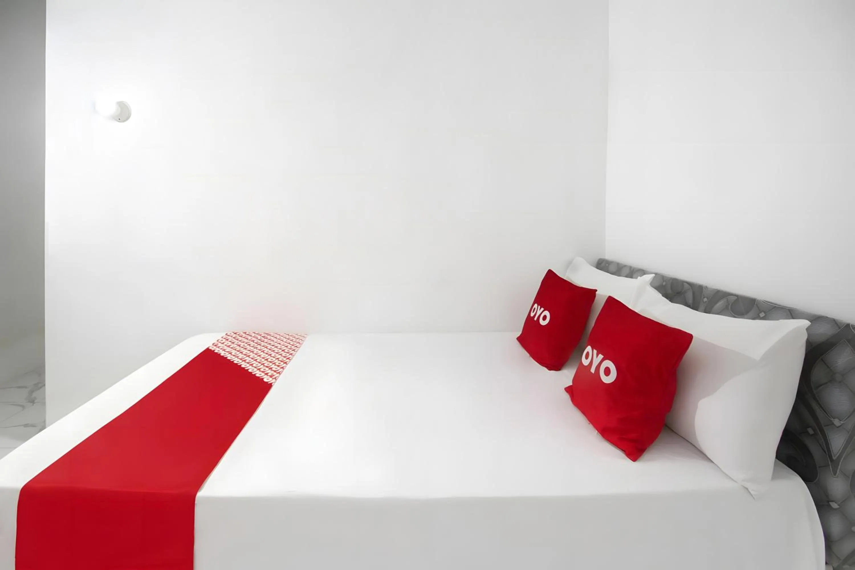 Bedroom, Bed in OYO 93440 Warde Hotel Near Sae Restaurant