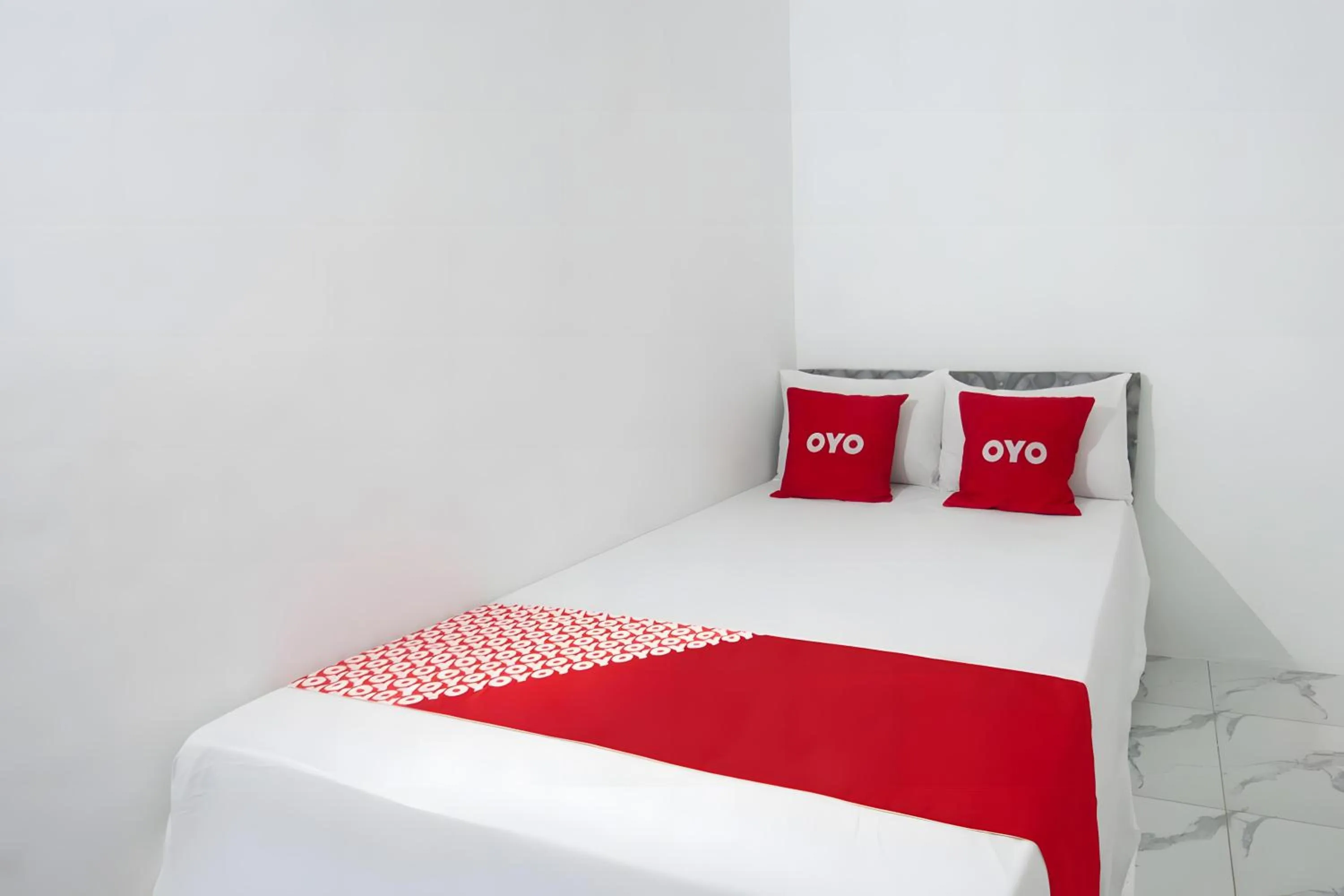 Bedroom, Bed in OYO 93440 Warde Hotel Near Sae Restaurant