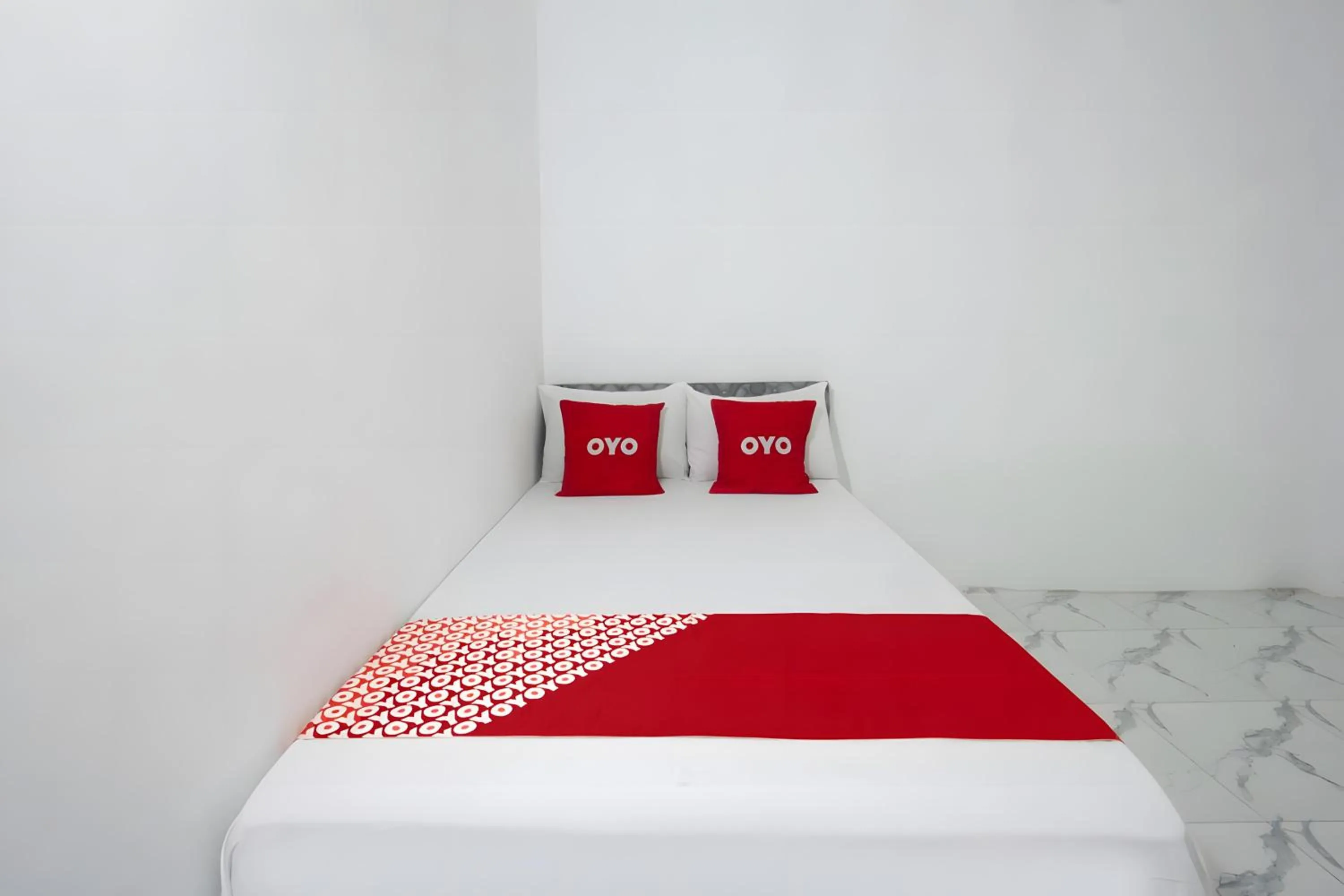 Bedroom, Bed in OYO 93440 Warde Hotel Near Sae Restaurant