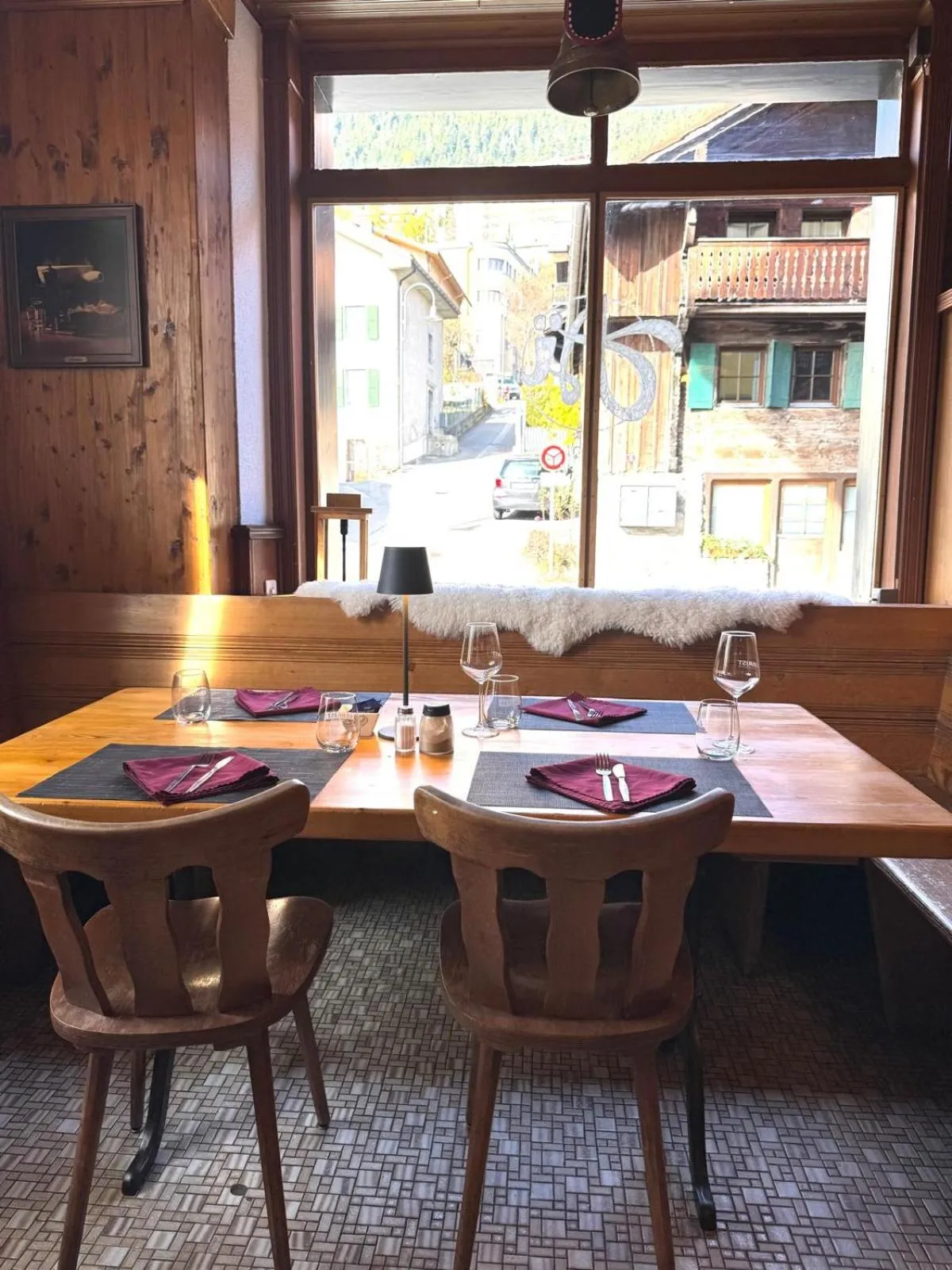 Restaurant/places to eat in Hotel La Tour d'Aï