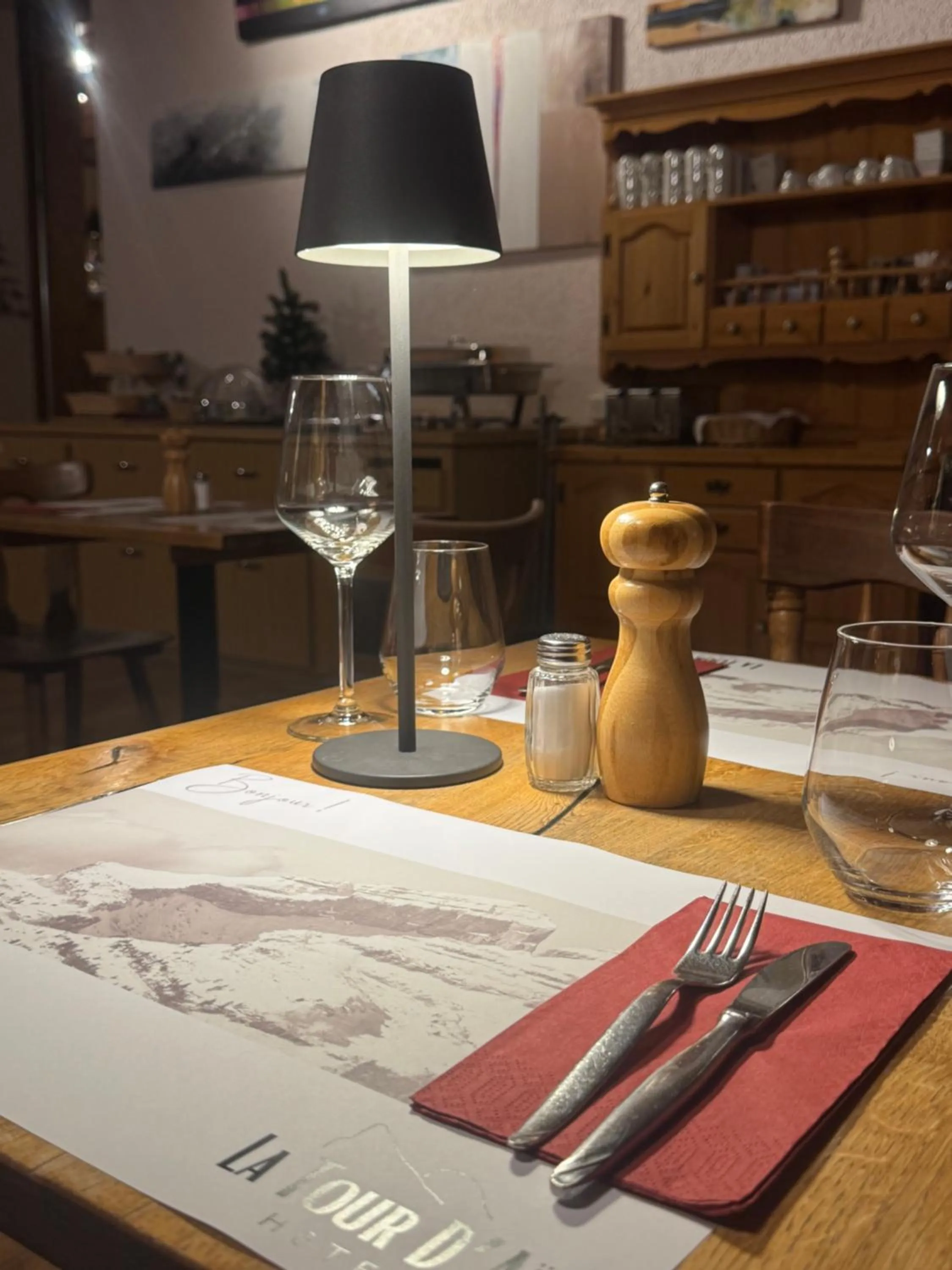 Food and drinks in Hotel La Tour d'Aï