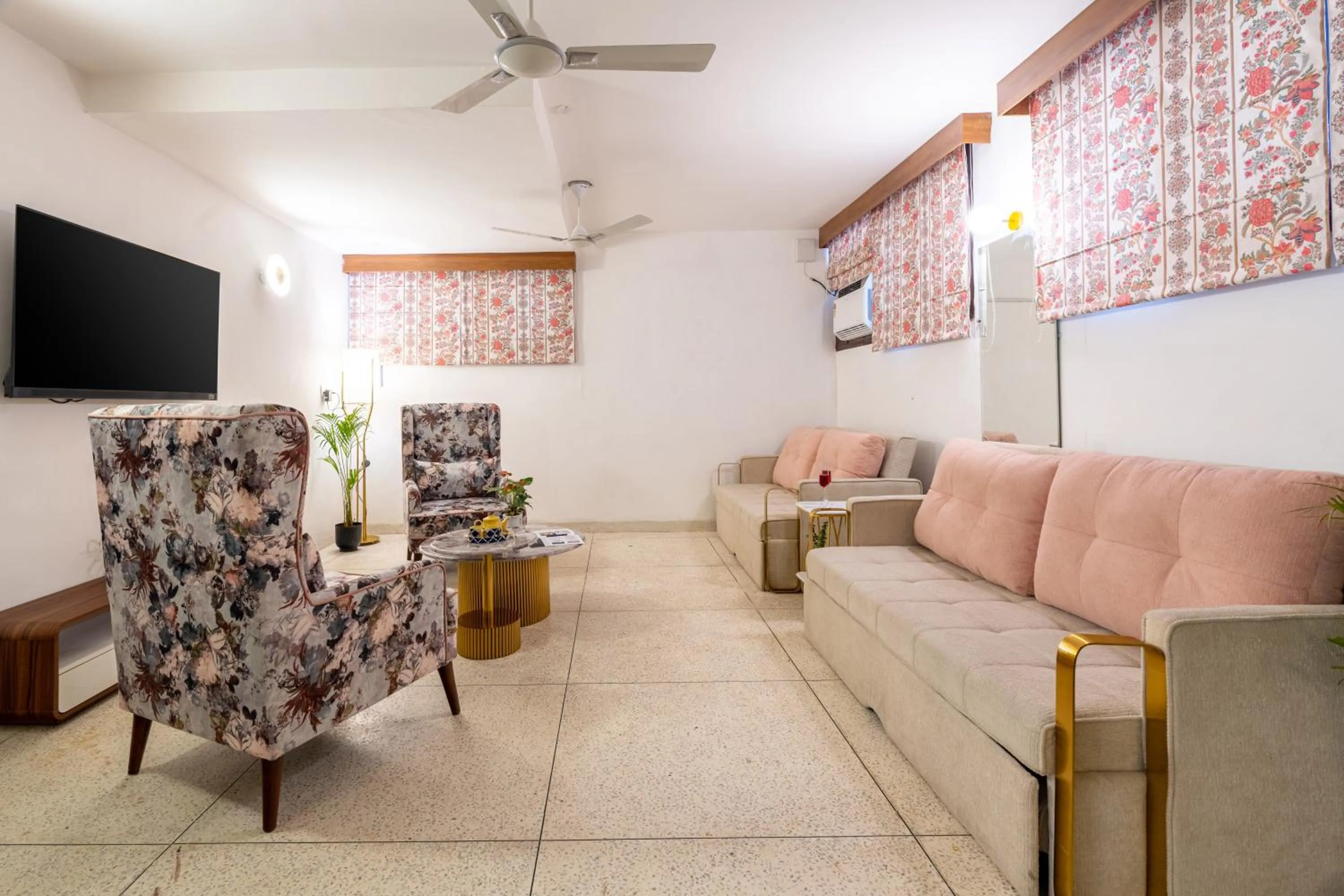 TV and multimedia in Homlee-Excellency Large 4BHK-South Delhi- NFC