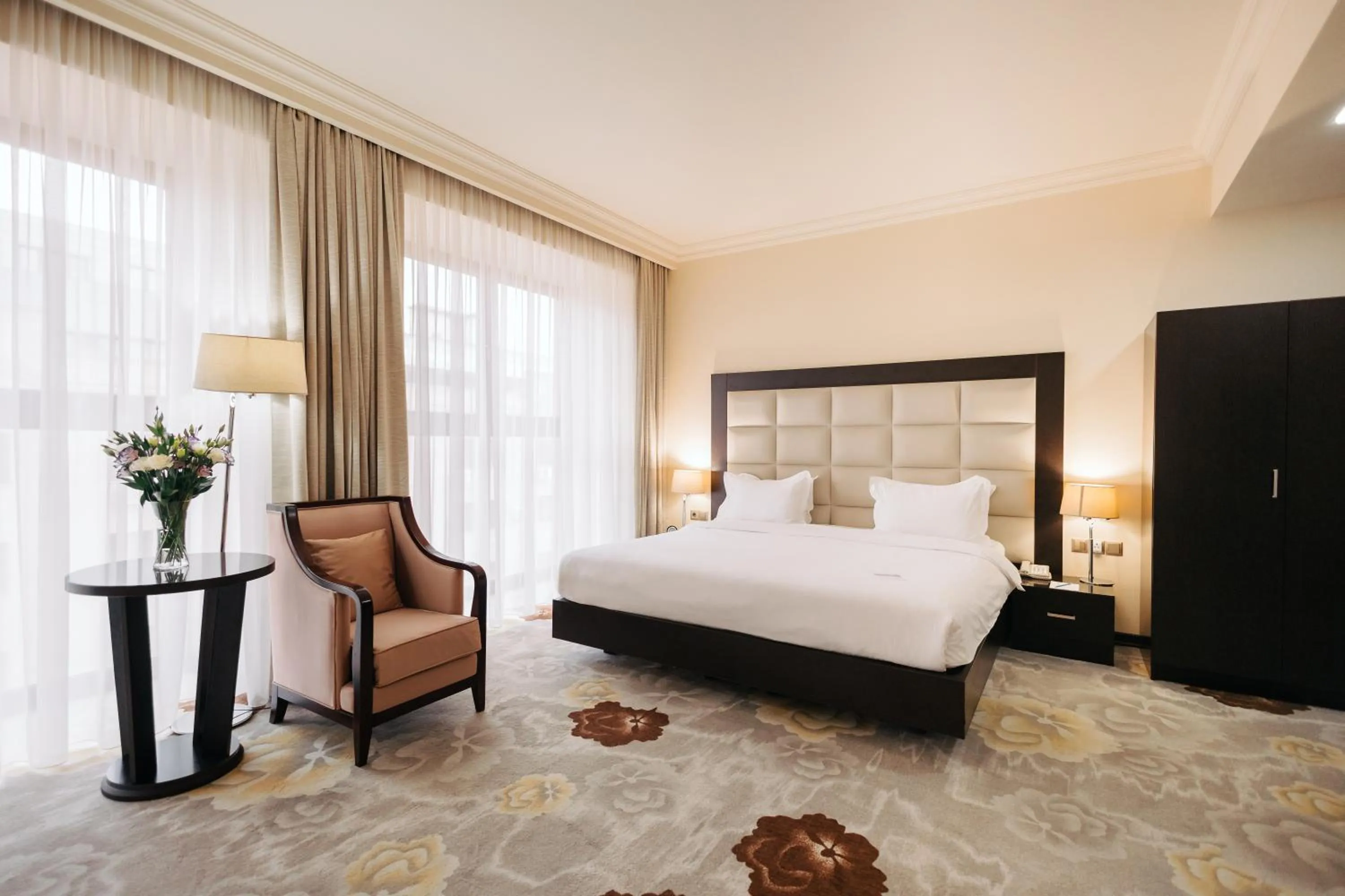 Living room, Bed in Paris Hotel Yerevan