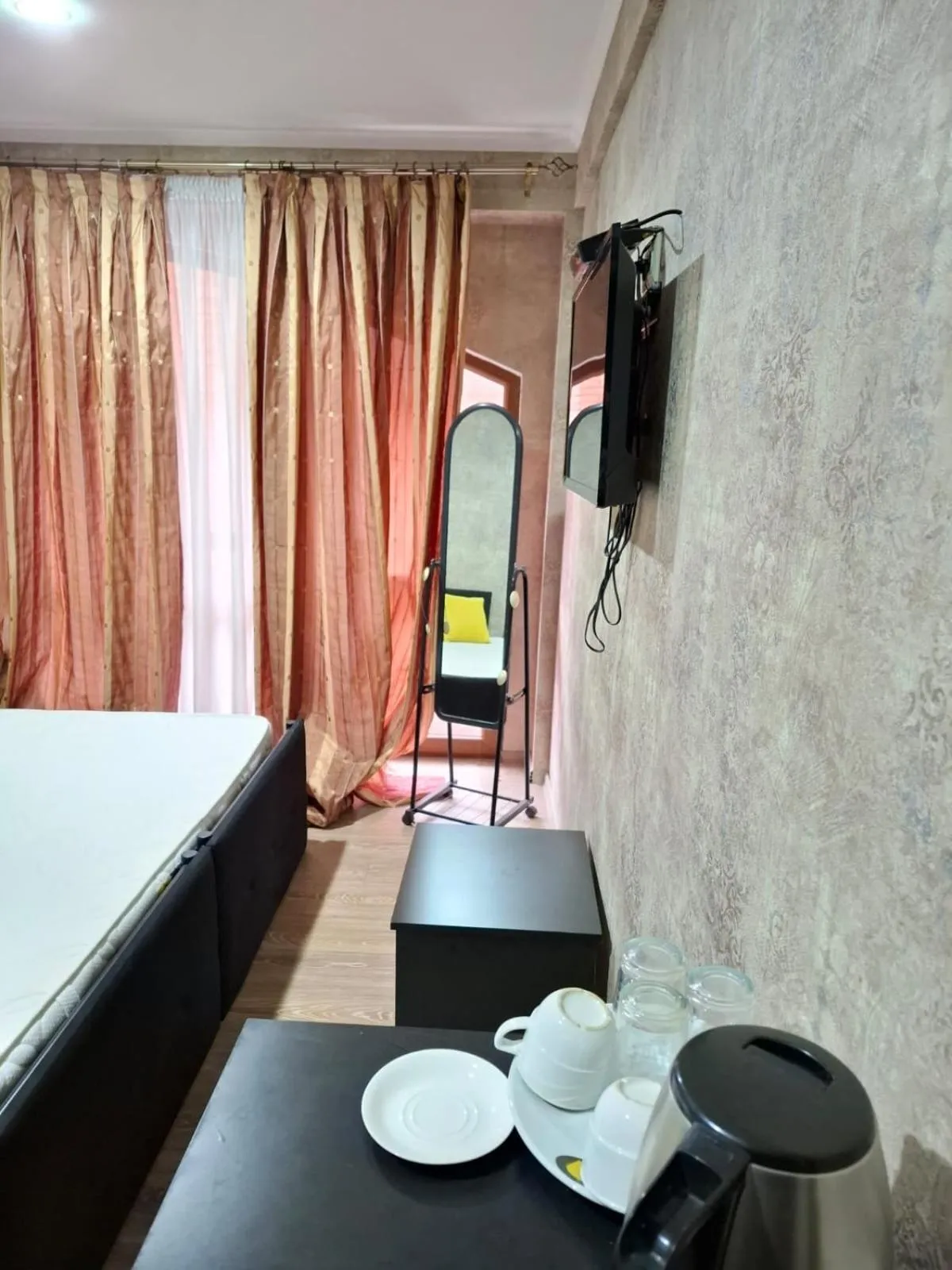 Communal lounge/ TV room, Bed in Red Fox Guesthouse