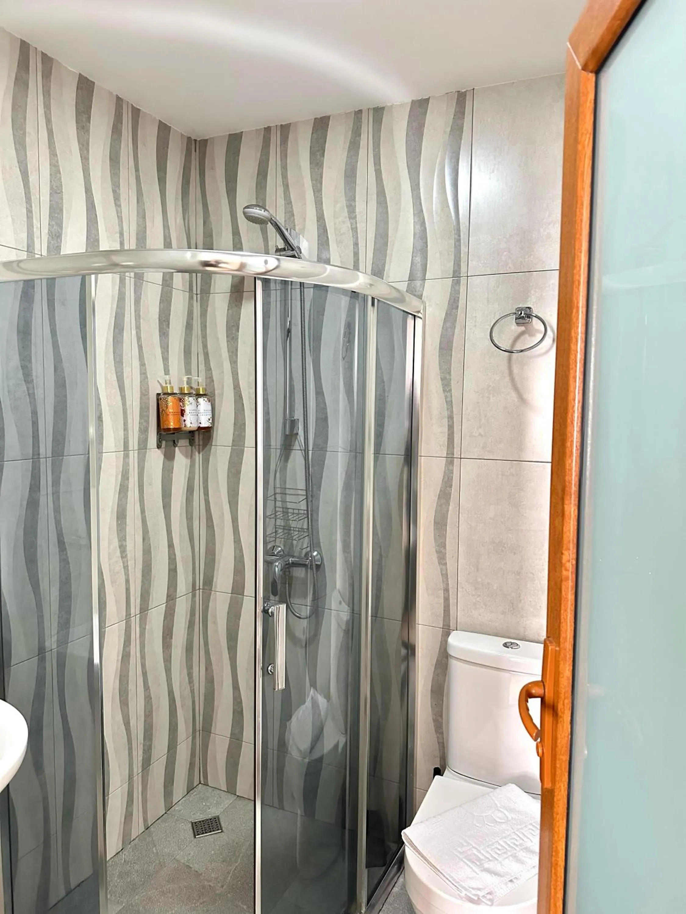 Shower in Red Fox Guesthouse