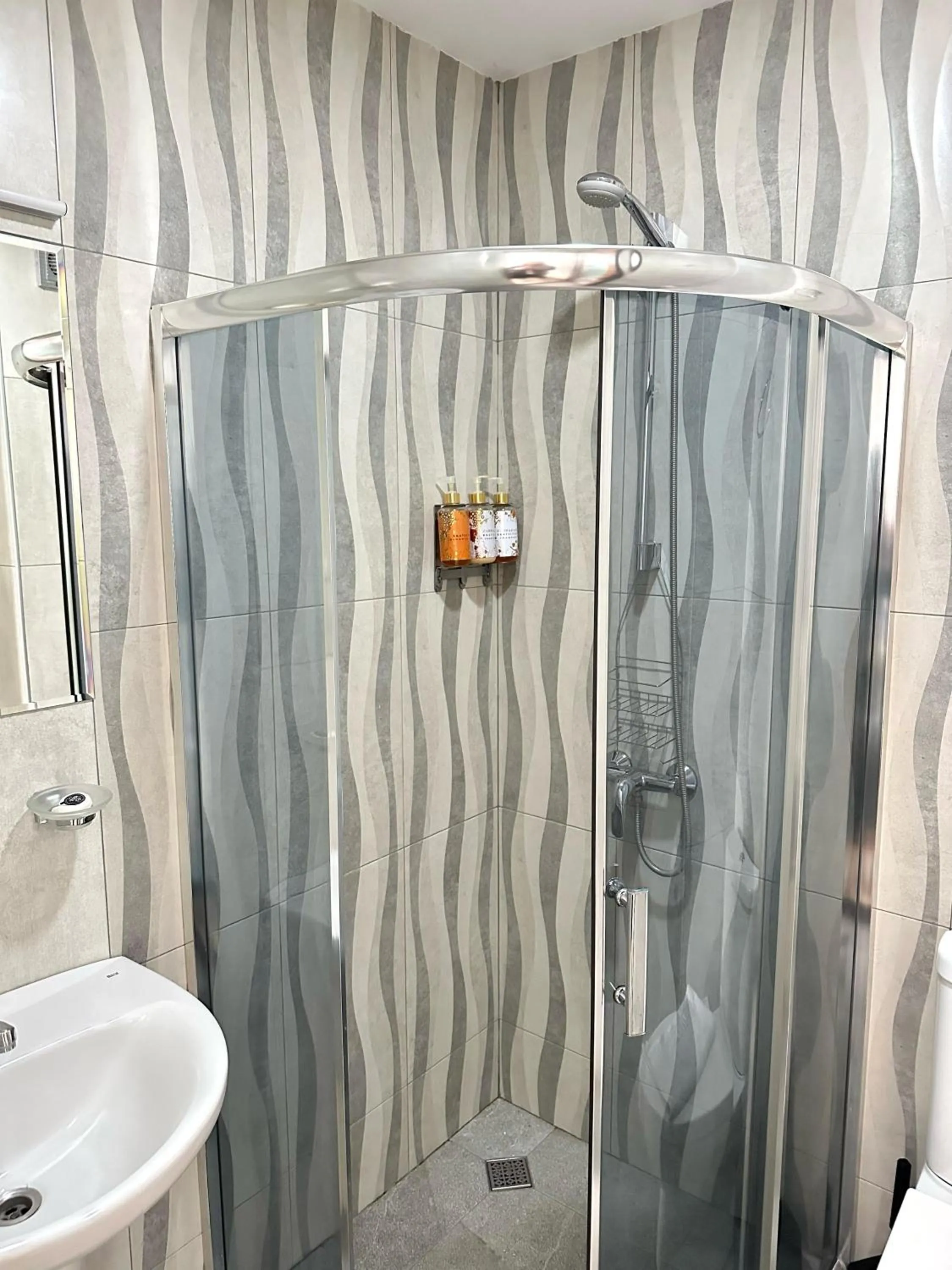 Shower in Red Fox Guesthouse