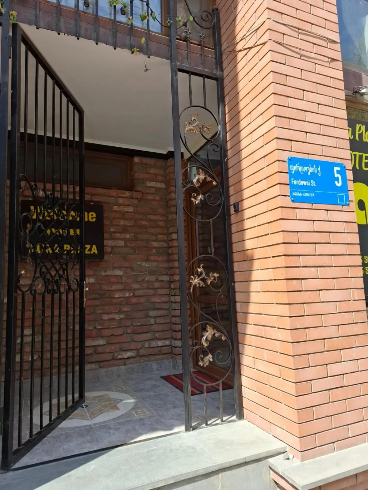 Facade/entrance in Red Fox Guesthouse