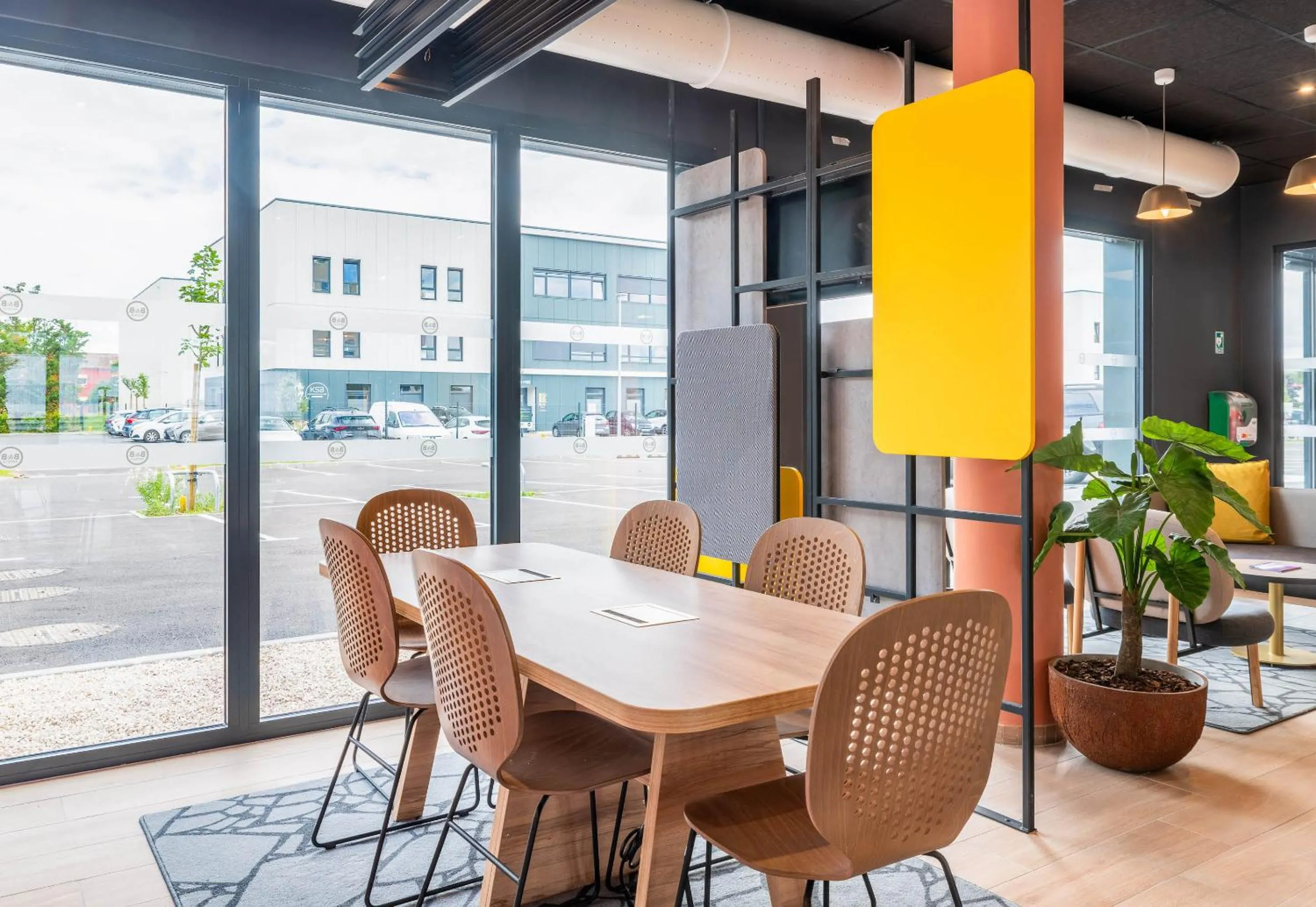 Restaurant/places to eat in B&B HOTEL Villefranche-sur-Saône Sud