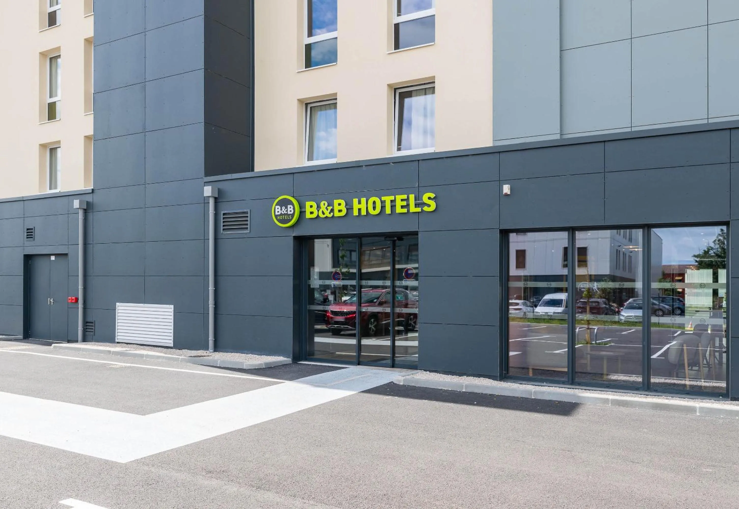 Facade/entrance in B&B HOTEL Villefranche-sur-Saône Sud