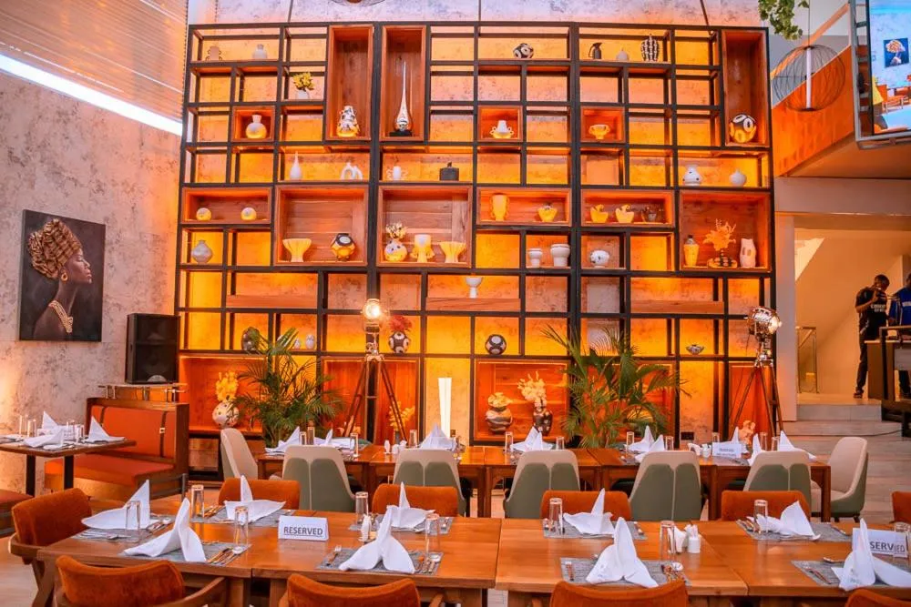 Restaurant/places to eat in Emboita Hotel Limited