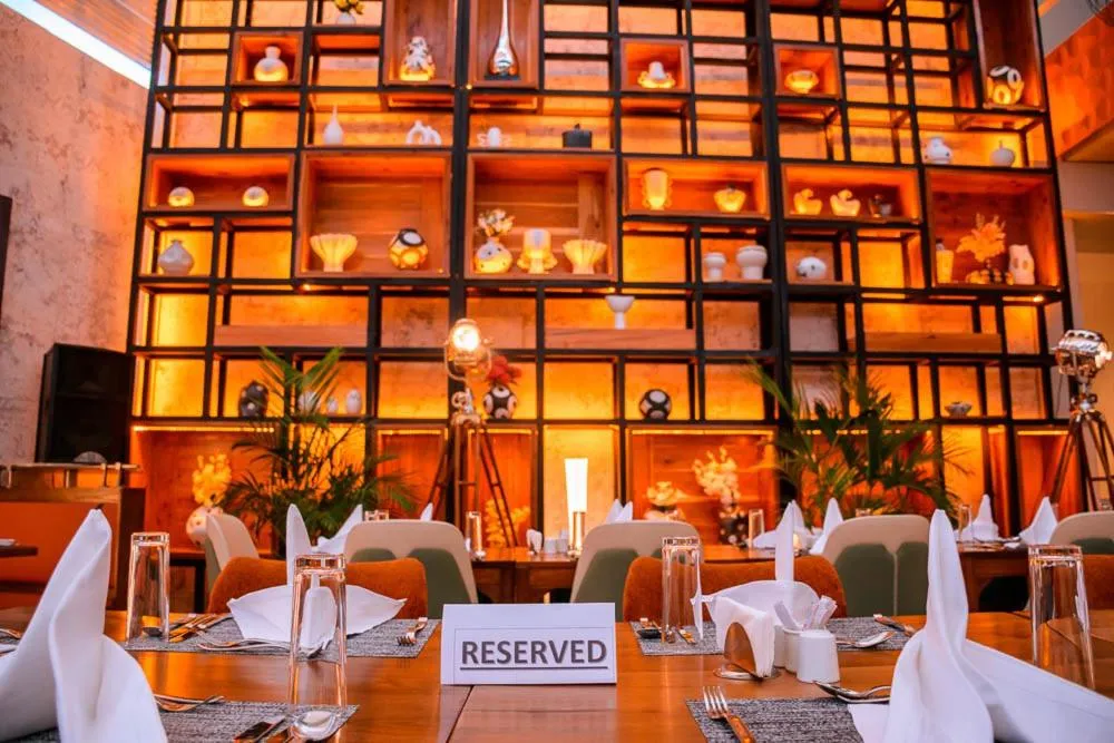 Restaurant/places to eat in Emboita Hotel Limited