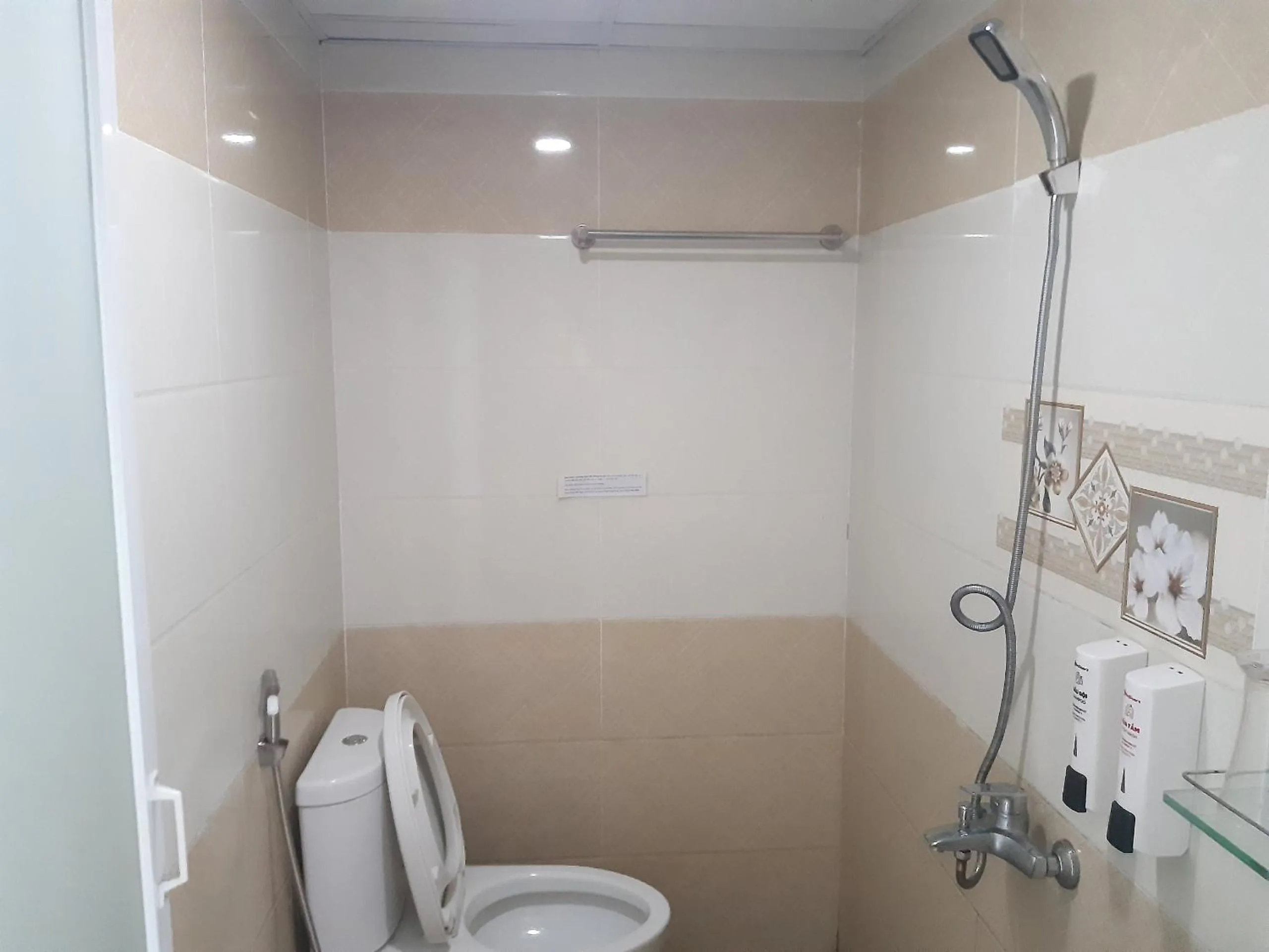 Bathroom in Capital O 1221 Thien An Hotel