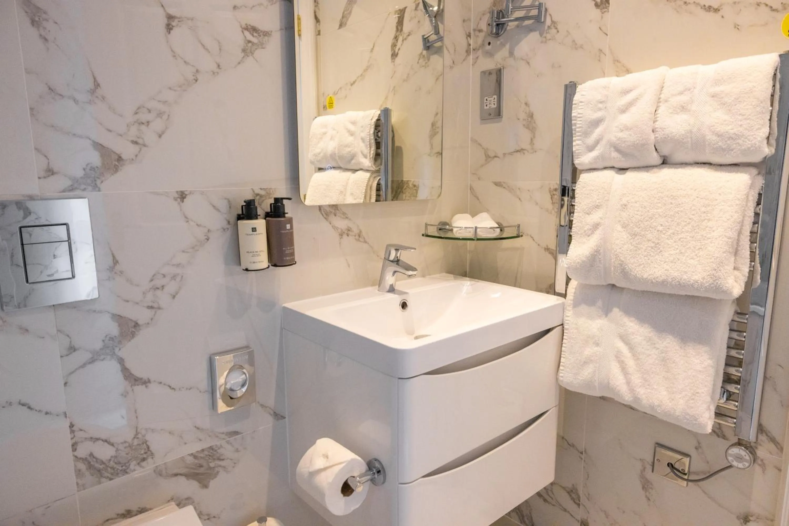 Bathroom, Bed in Dover Marina Hotel & Spa, Tapestry Collection by Hilton