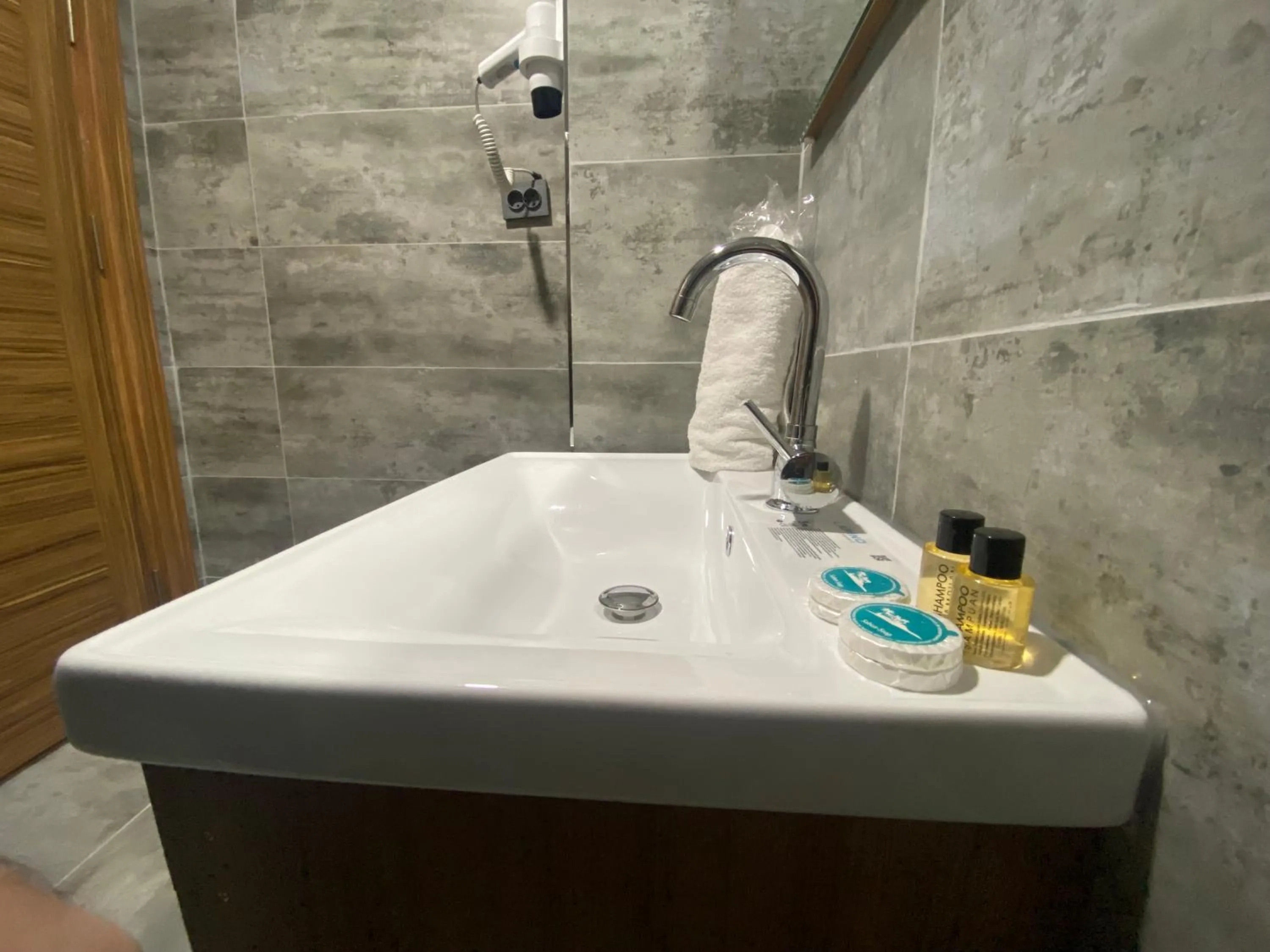 Shower in Rosse Hotel