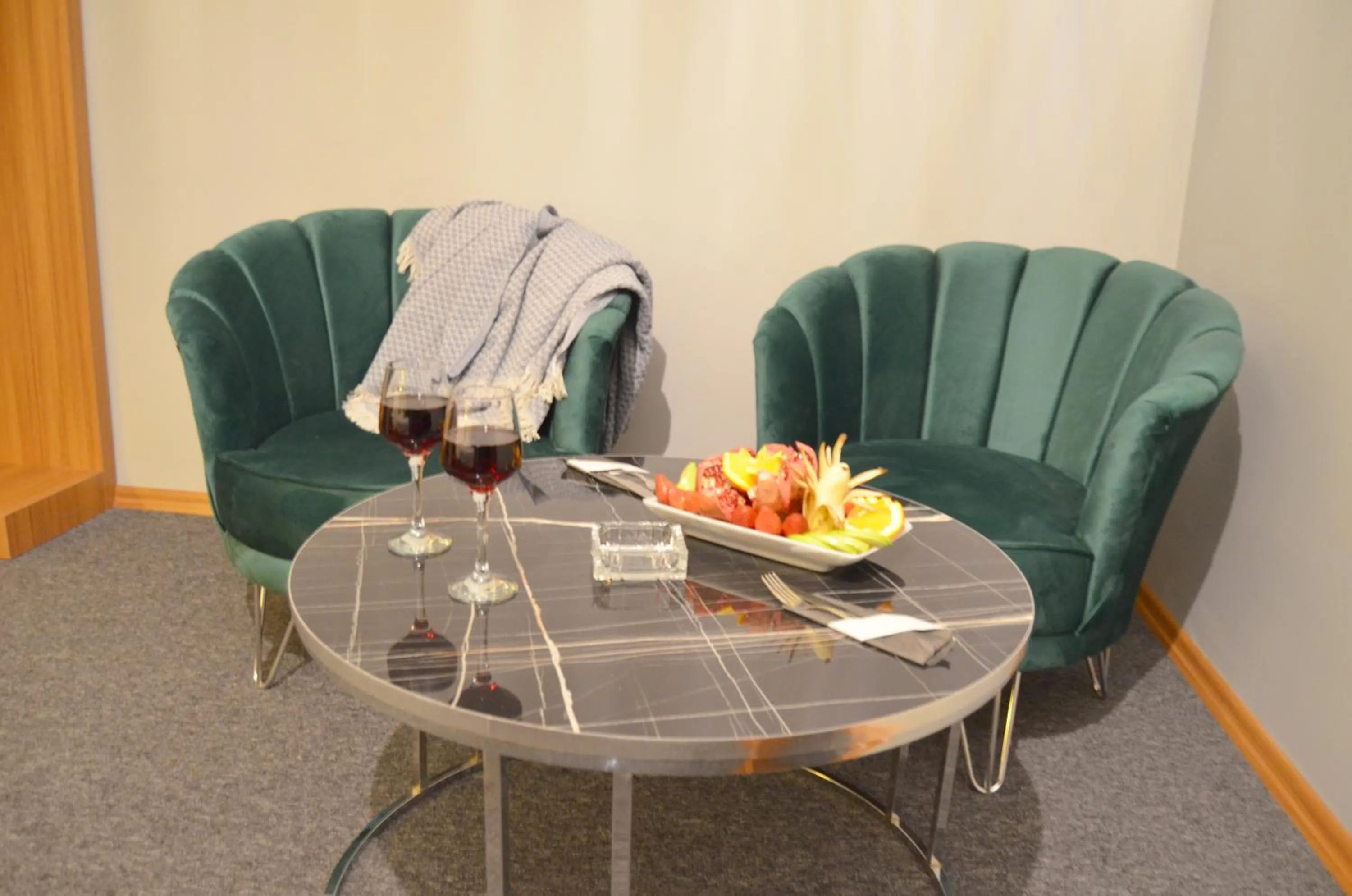 Seating area in Rosse Hotel