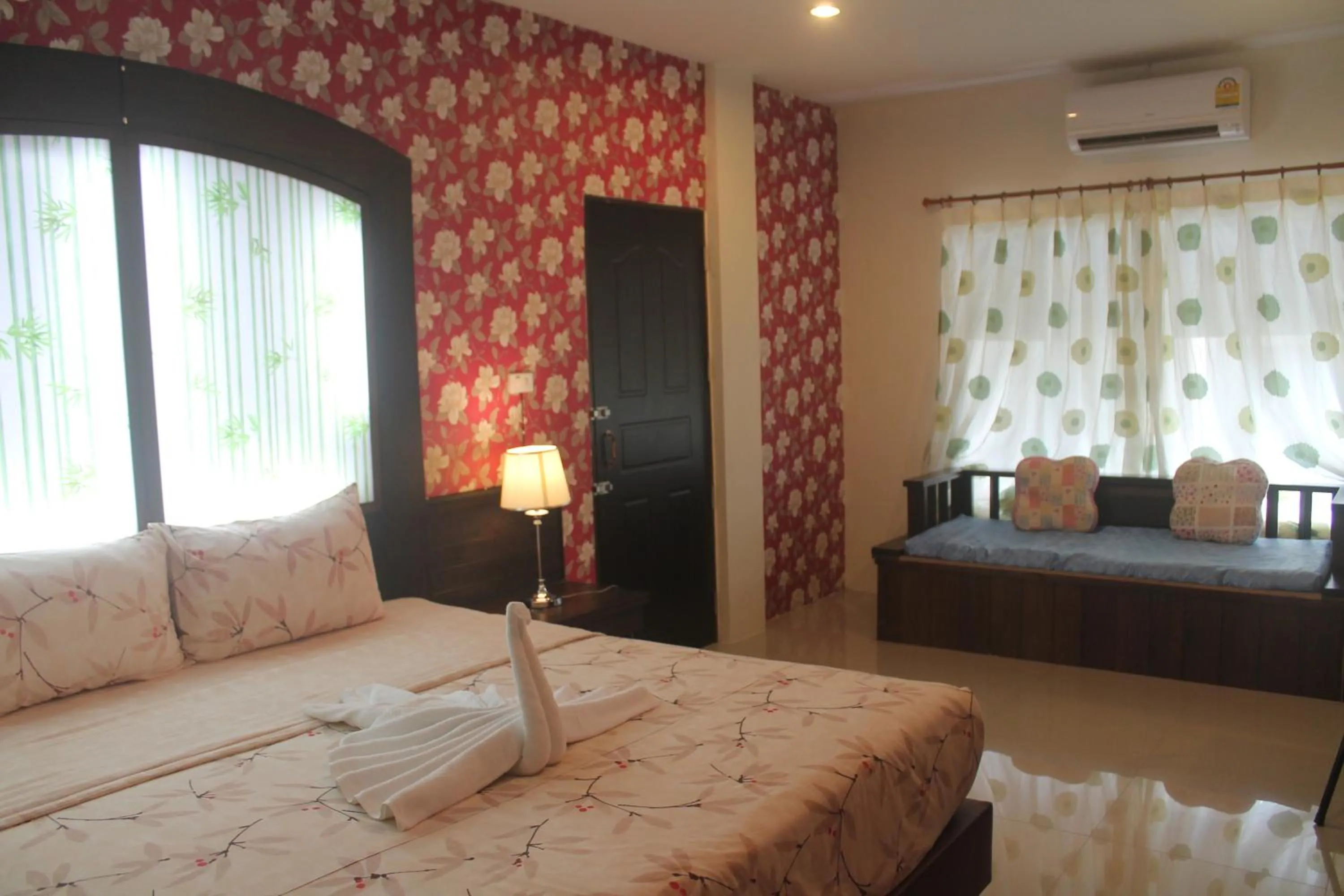 Photo of the whole room, Bed in Huen Chan Thip