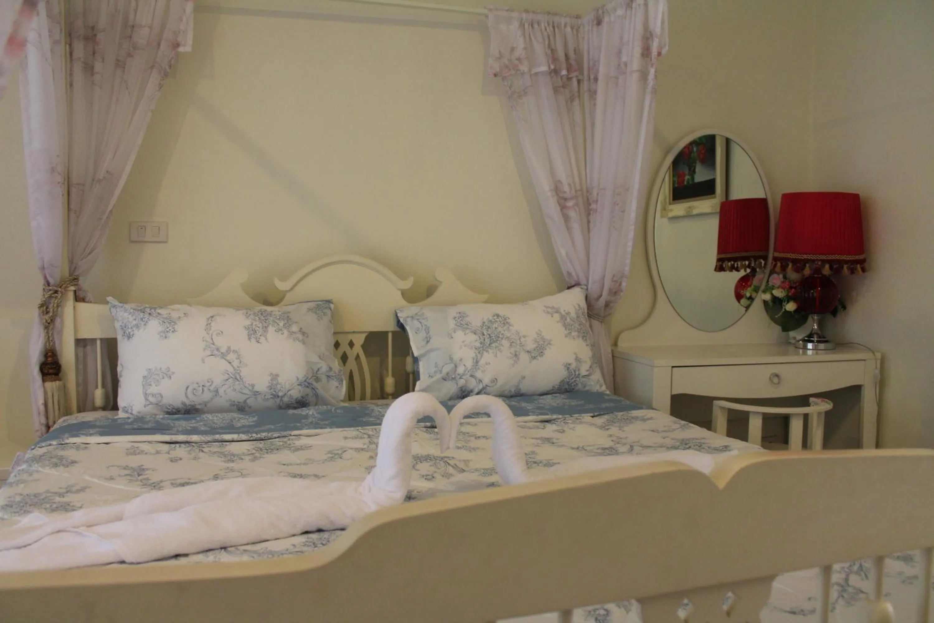 Photo of the whole room, Bed in Huen Chan Thip