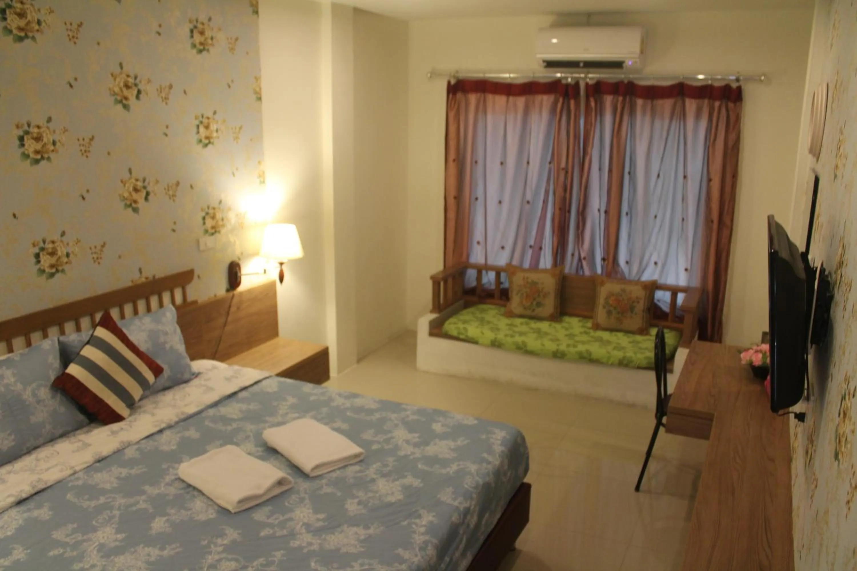 Photo of the whole room, Bed in Huen Chan Thip