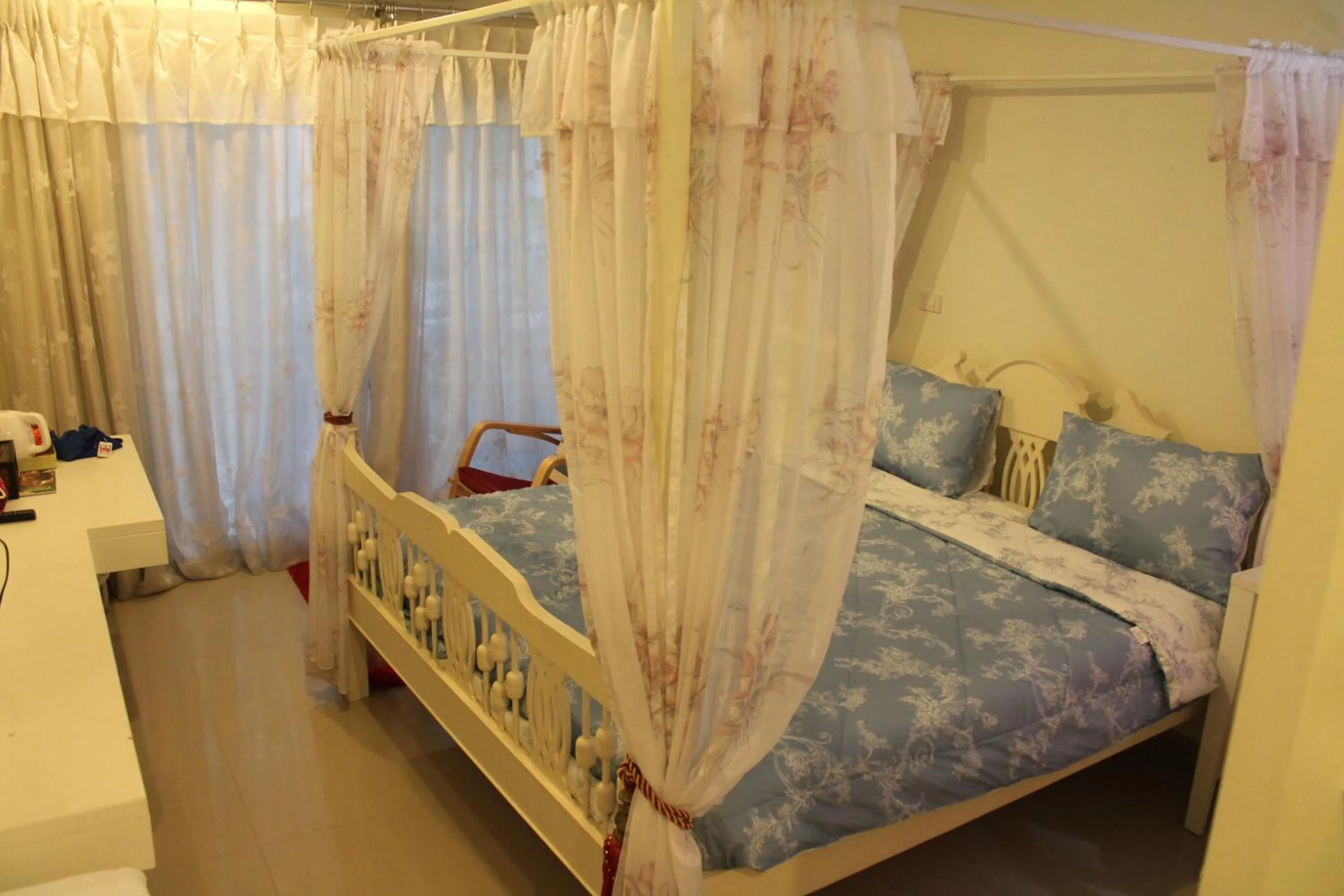 Photo of the whole room, Bed in Huen Chan Thip