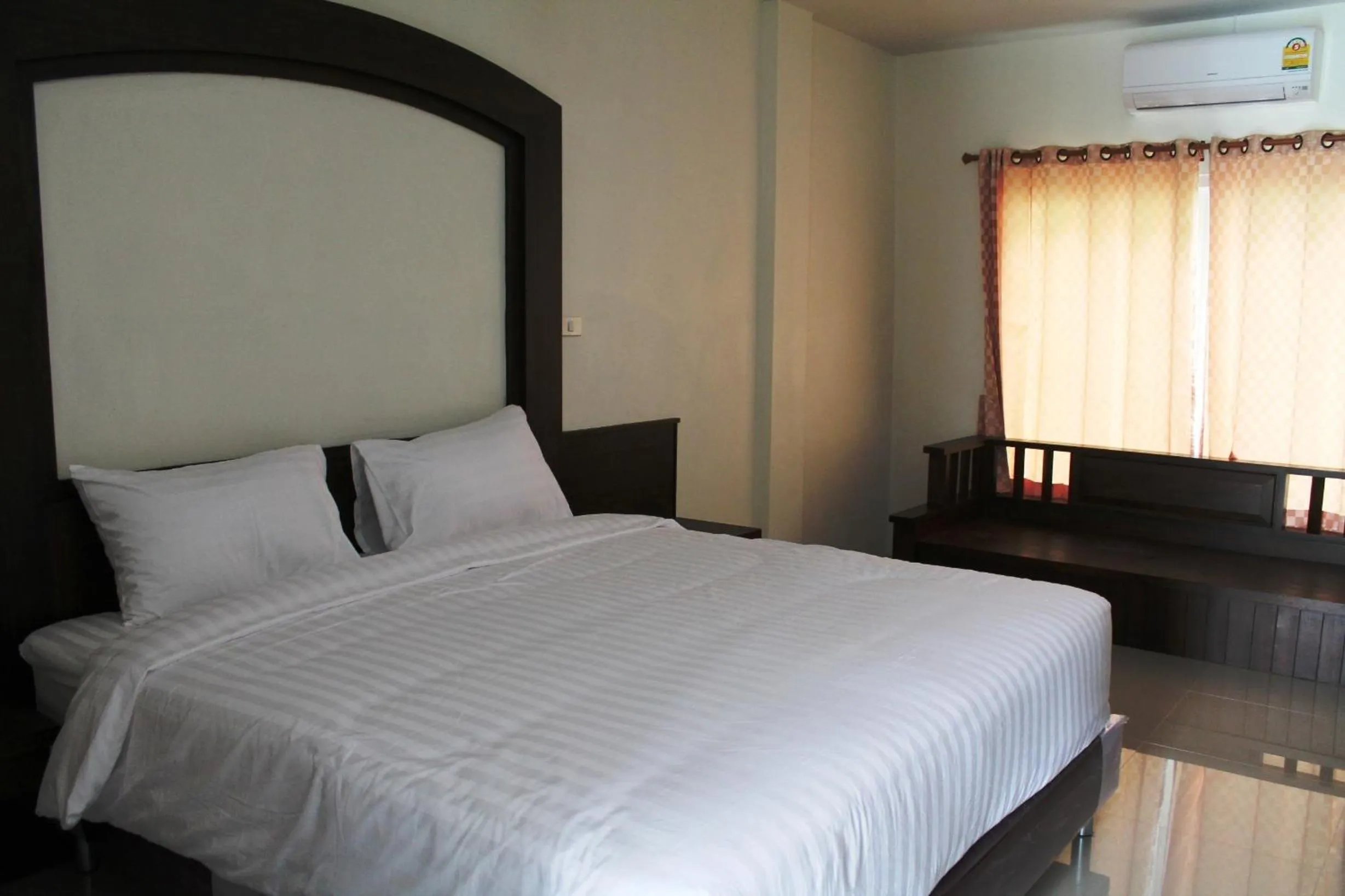 Photo of the whole room, Bed in Huen Chan Thip