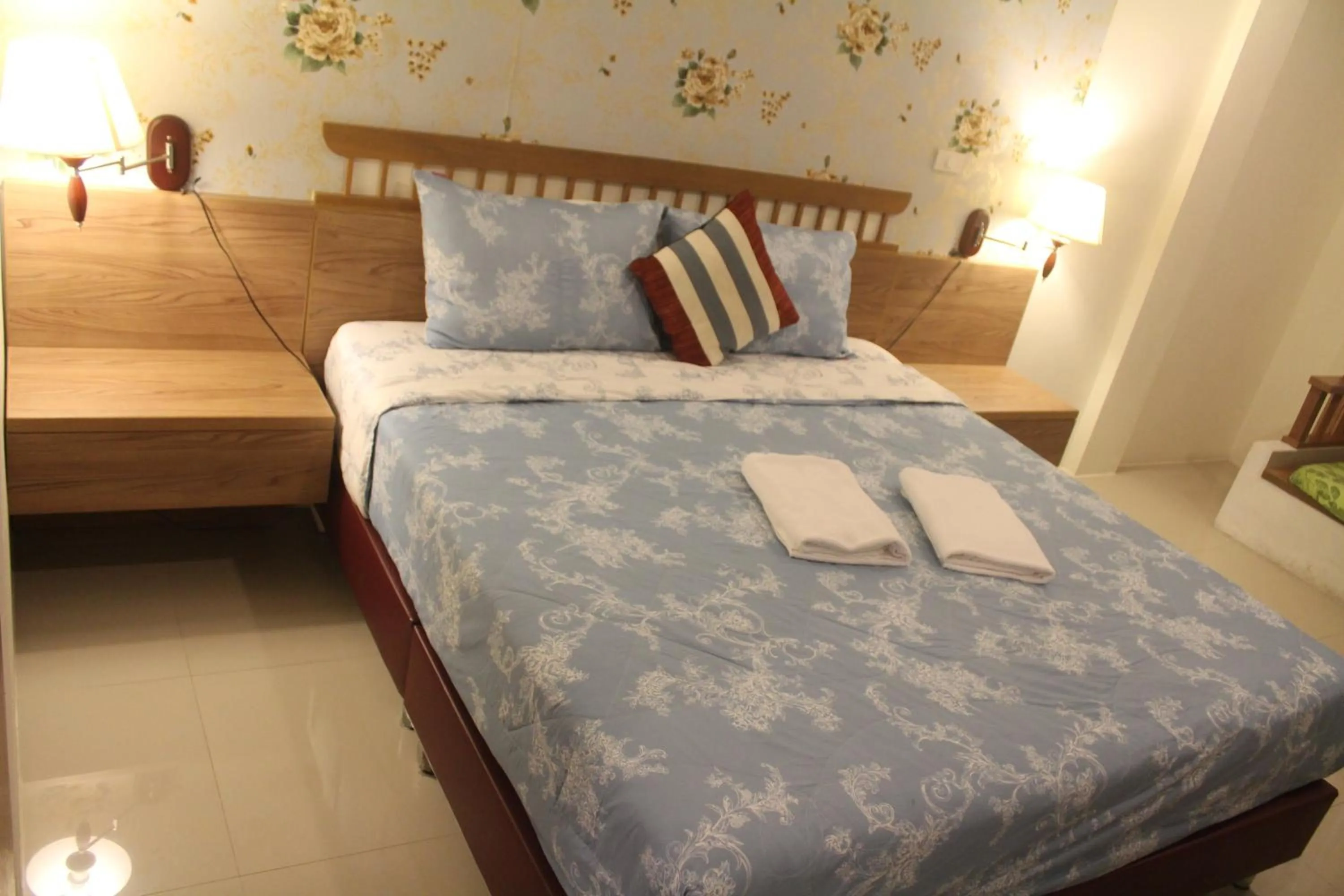 Photo of the whole room, Bed in Huen Chan Thip