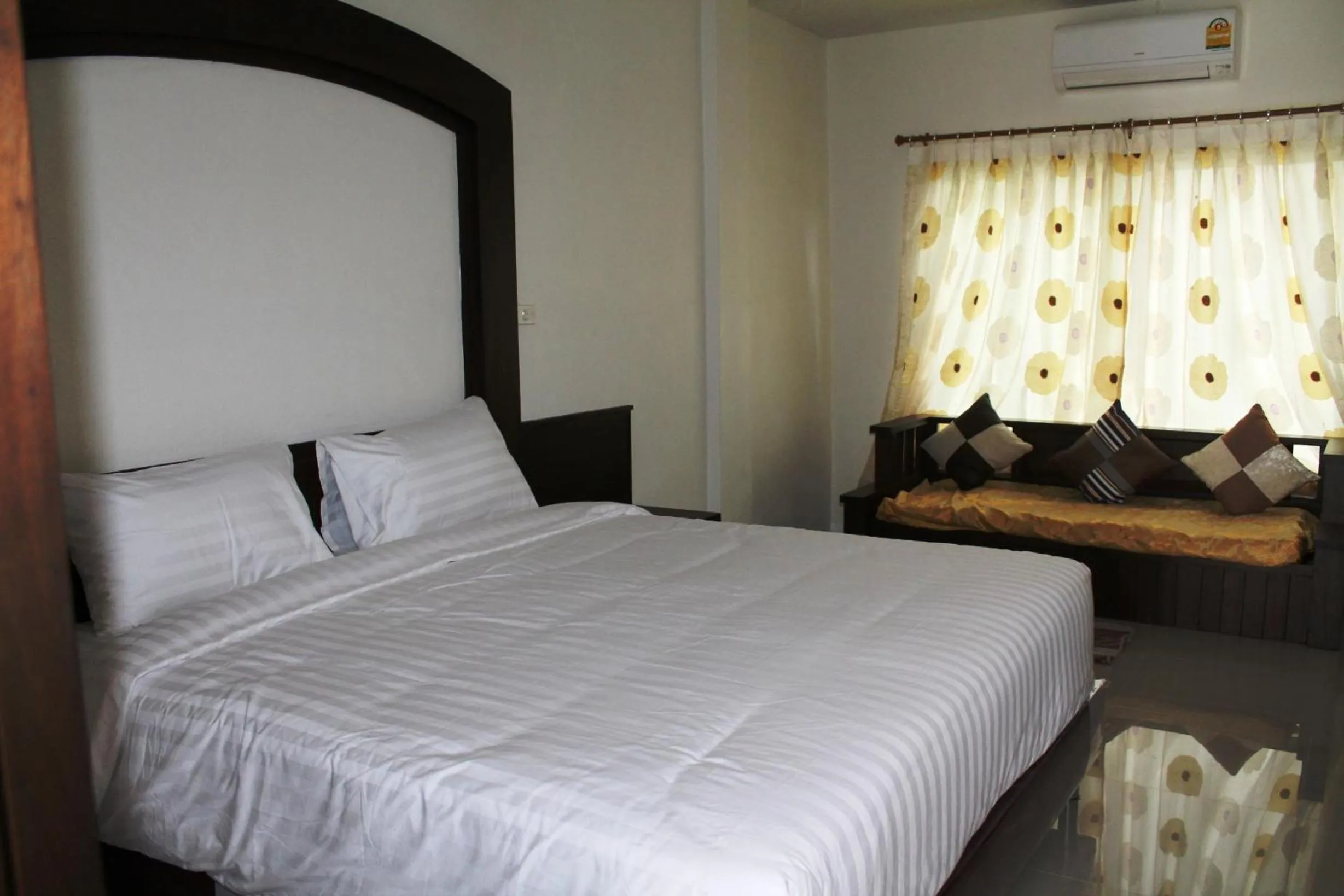 Photo of the whole room, Bed in Huen Chan Thip