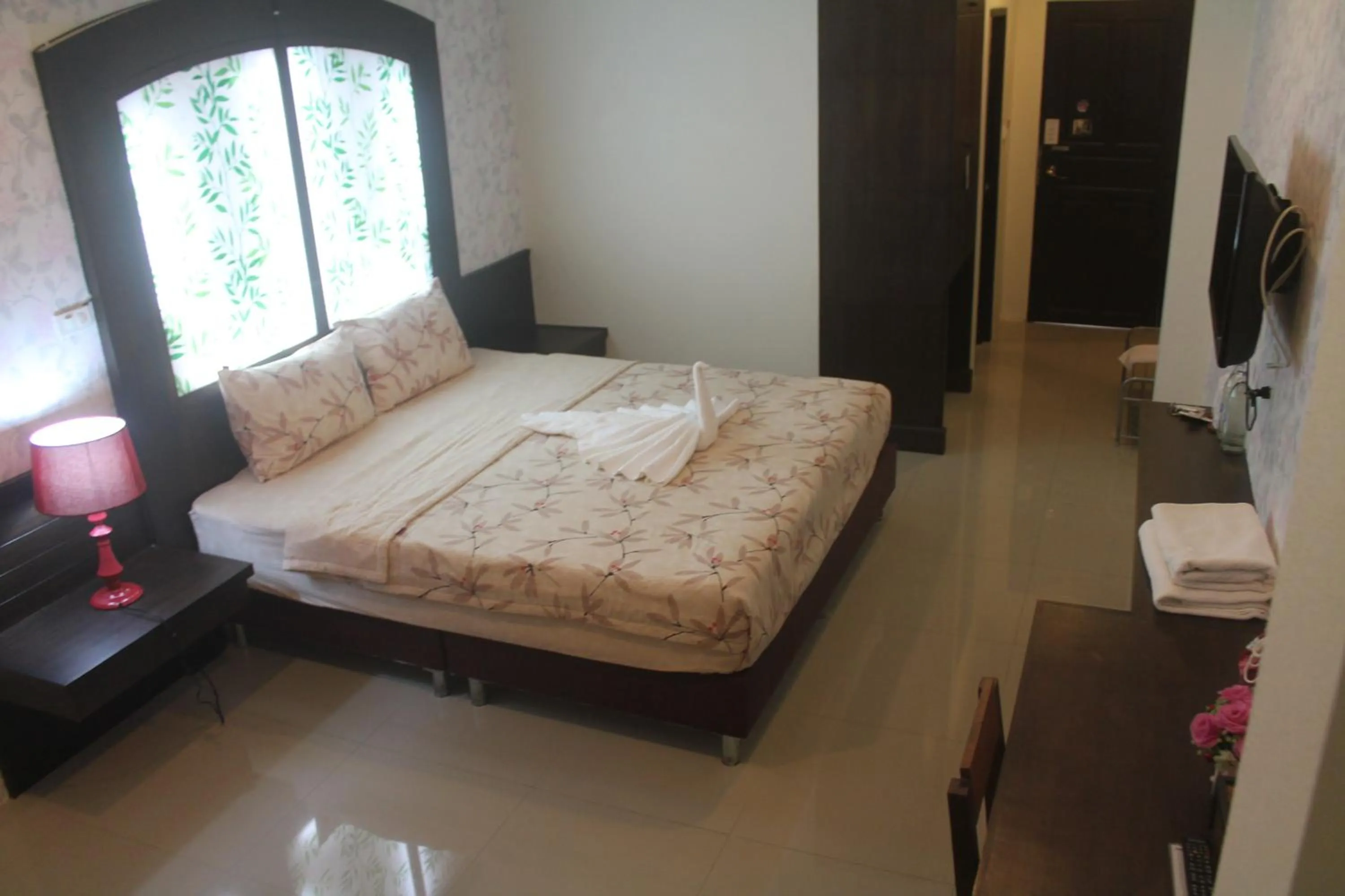 Photo of the whole room, Bed in Huen Chan Thip