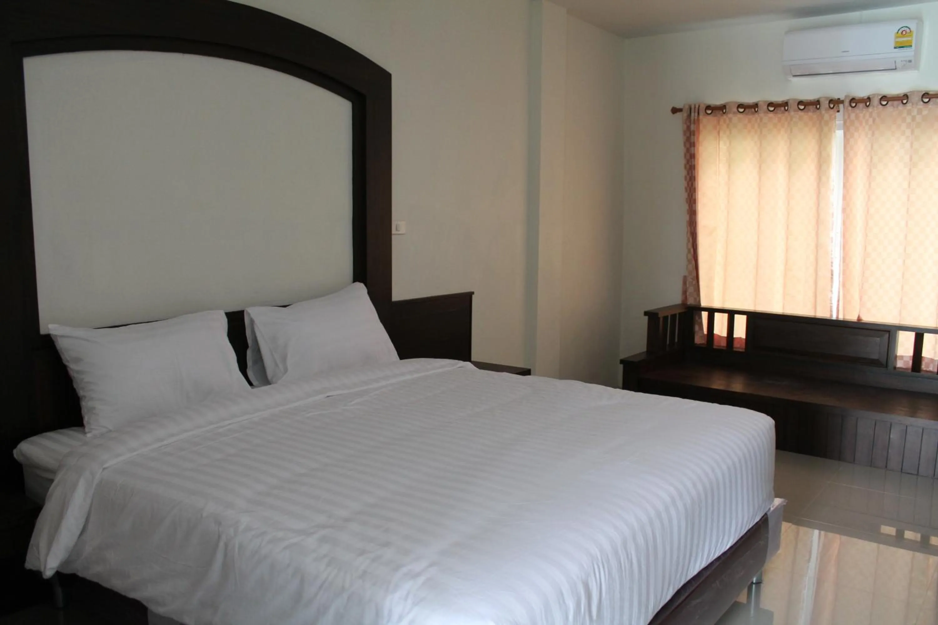 Photo of the whole room, Bed in Huen Chan Thip