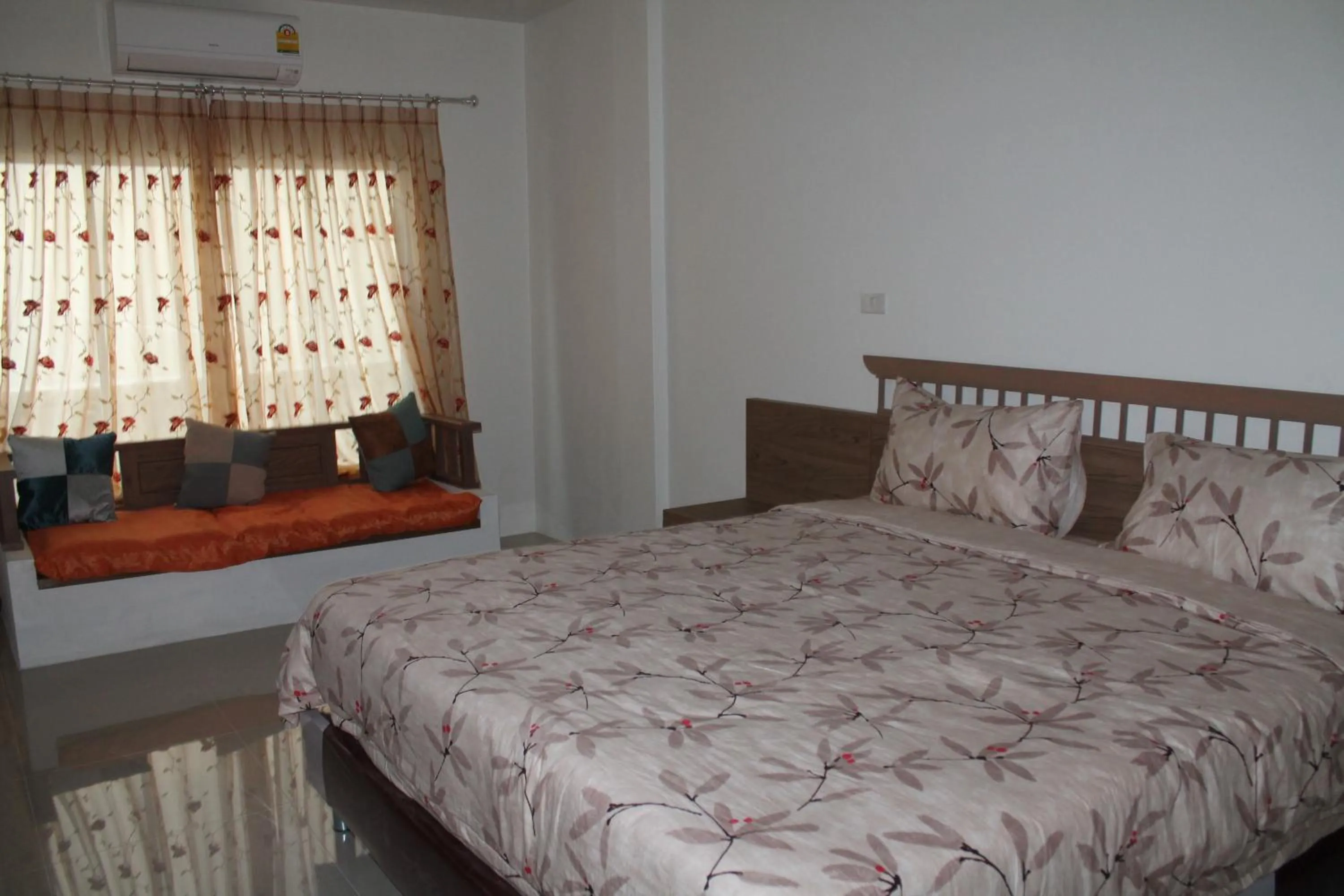 Photo of the whole room, Bed in Huen Chan Thip