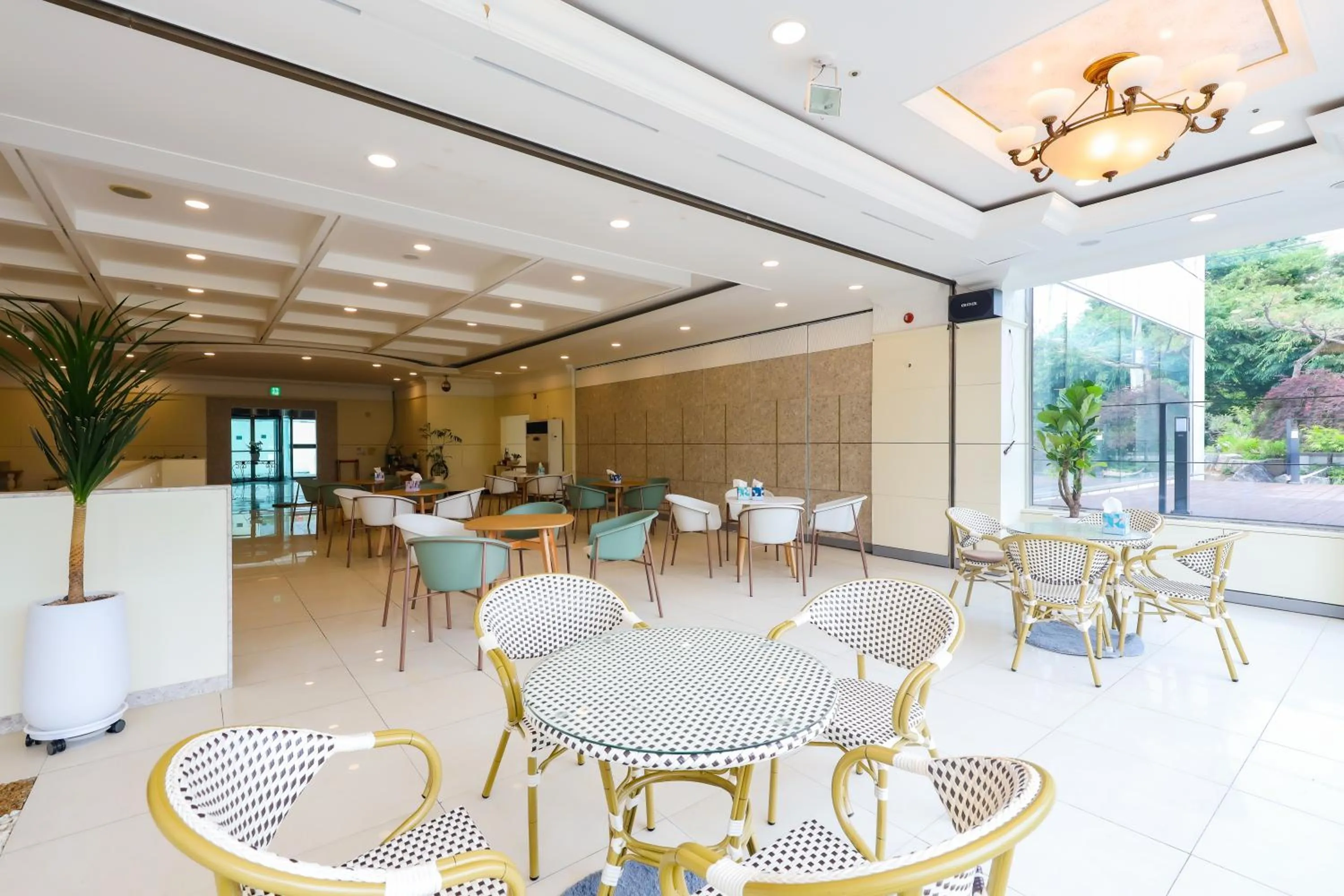 Restaurant/places to eat in Hotel KABO