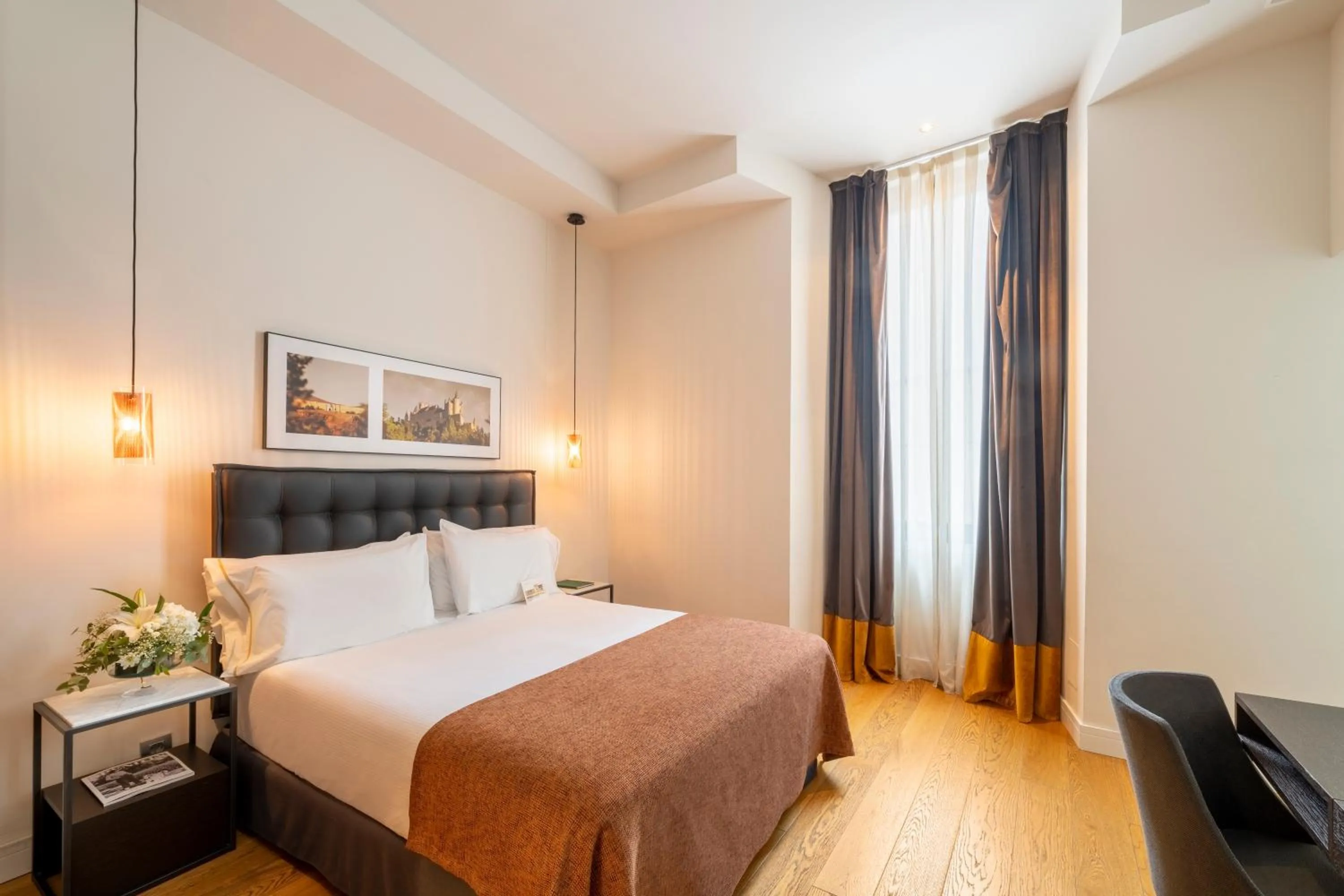 Photo of the whole room, Bed in Áurea Convento Capuchinos by Eurostars Hotel Company