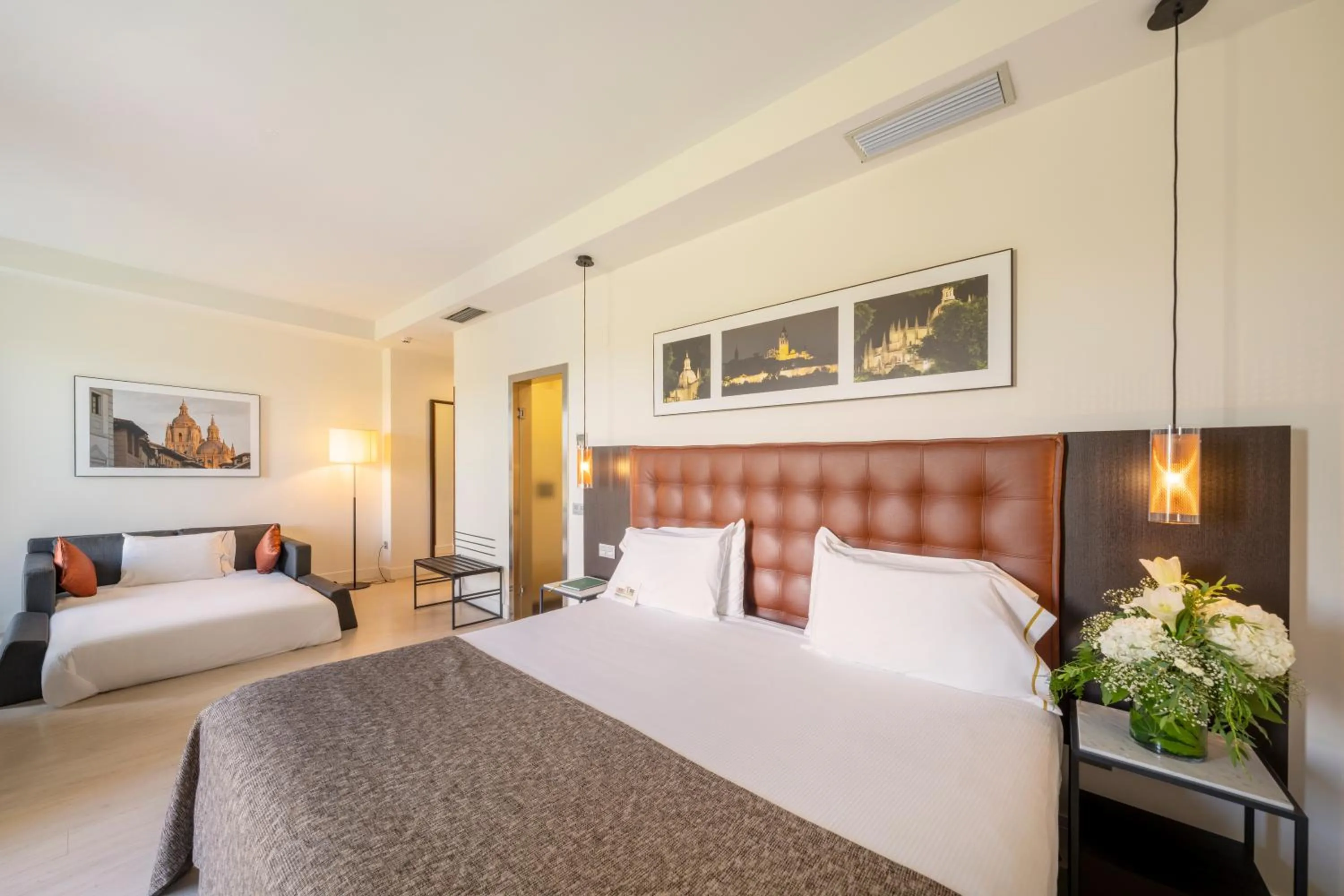 Photo of the whole room, Bed in Áurea Convento Capuchinos by Eurostars Hotel Company