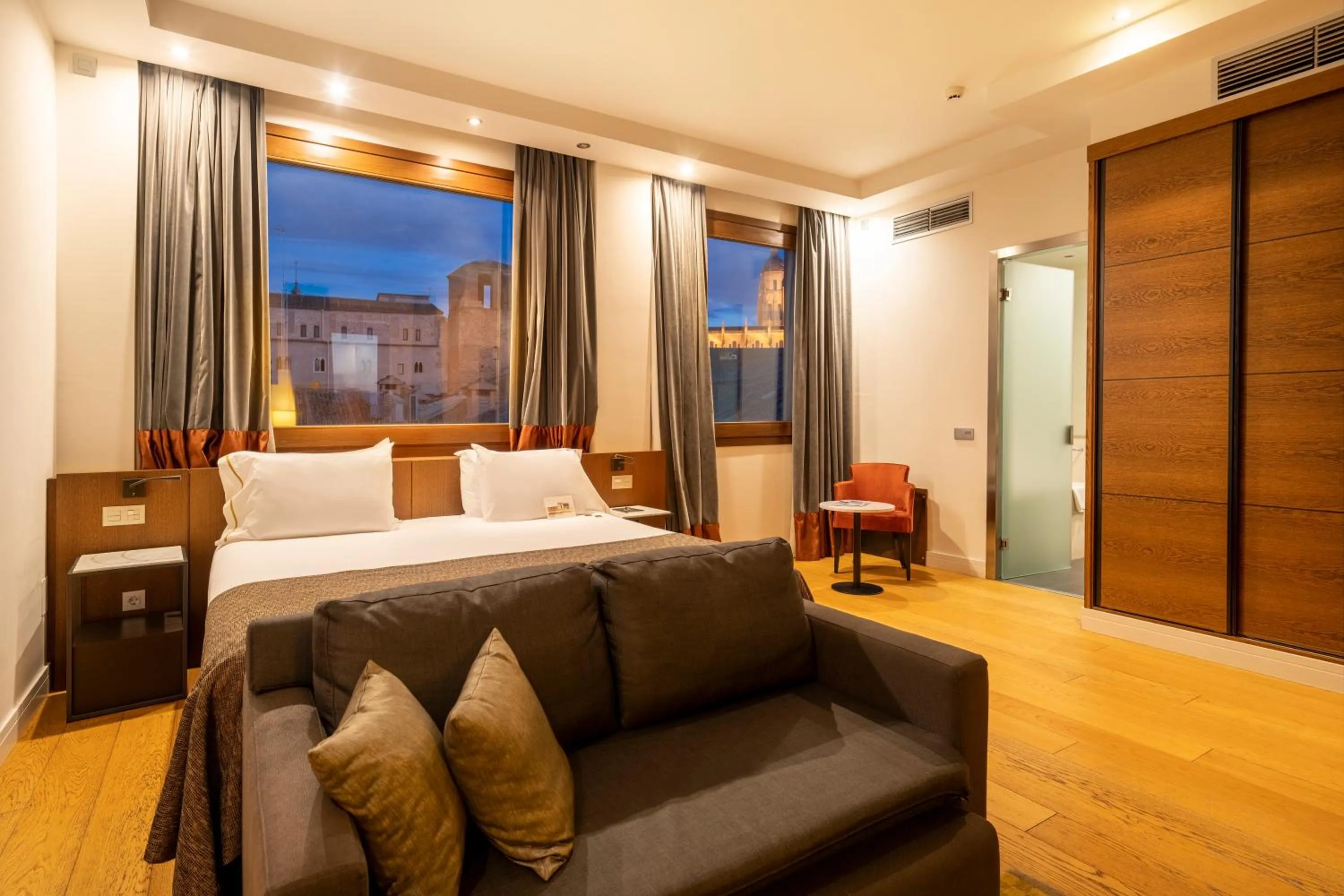 Photo of the whole room, Bed in Áurea Convento Capuchinos by Eurostars Hotel Company