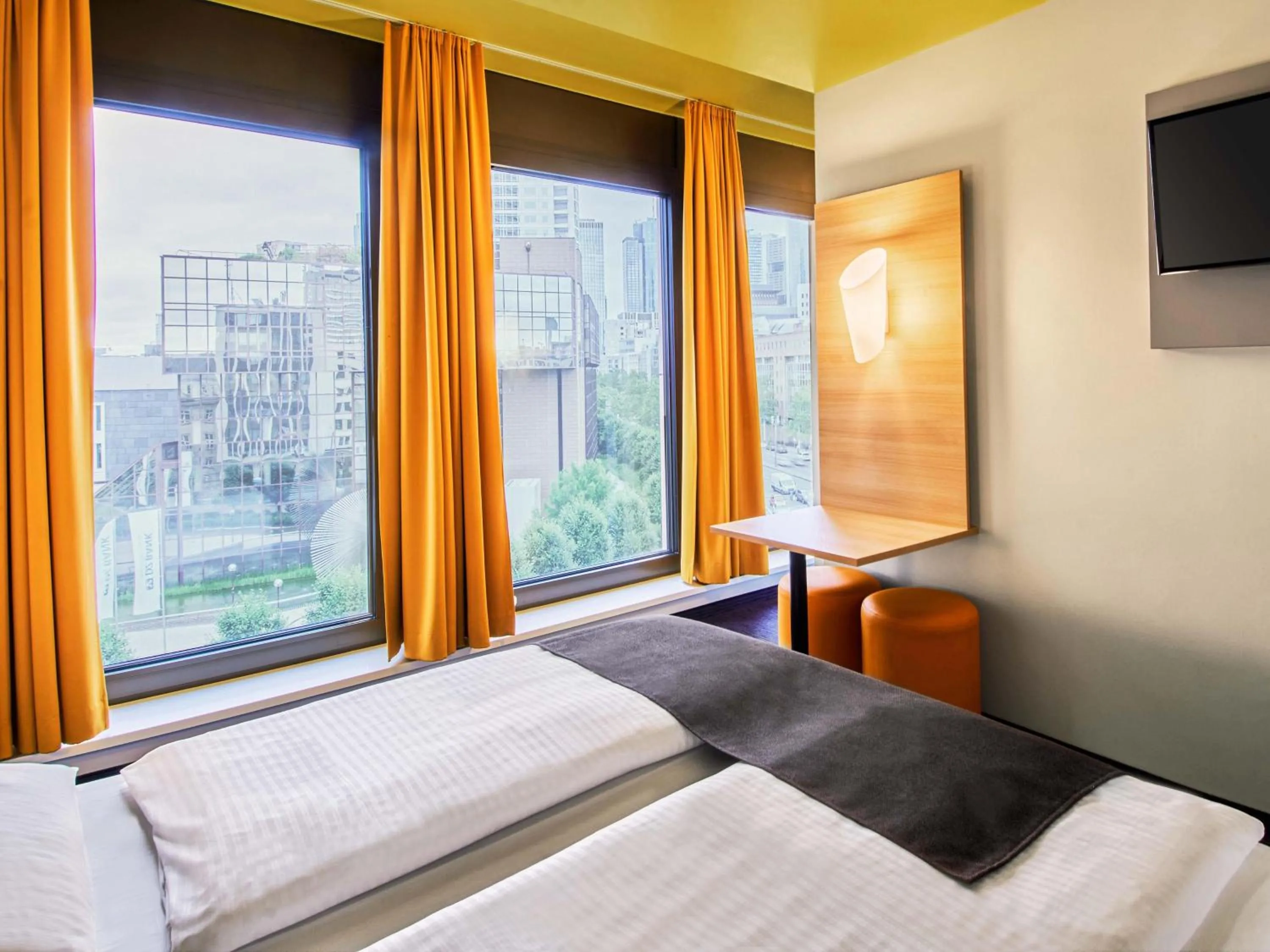 Bed in B&B HOTEL Frankfurt-Hbf