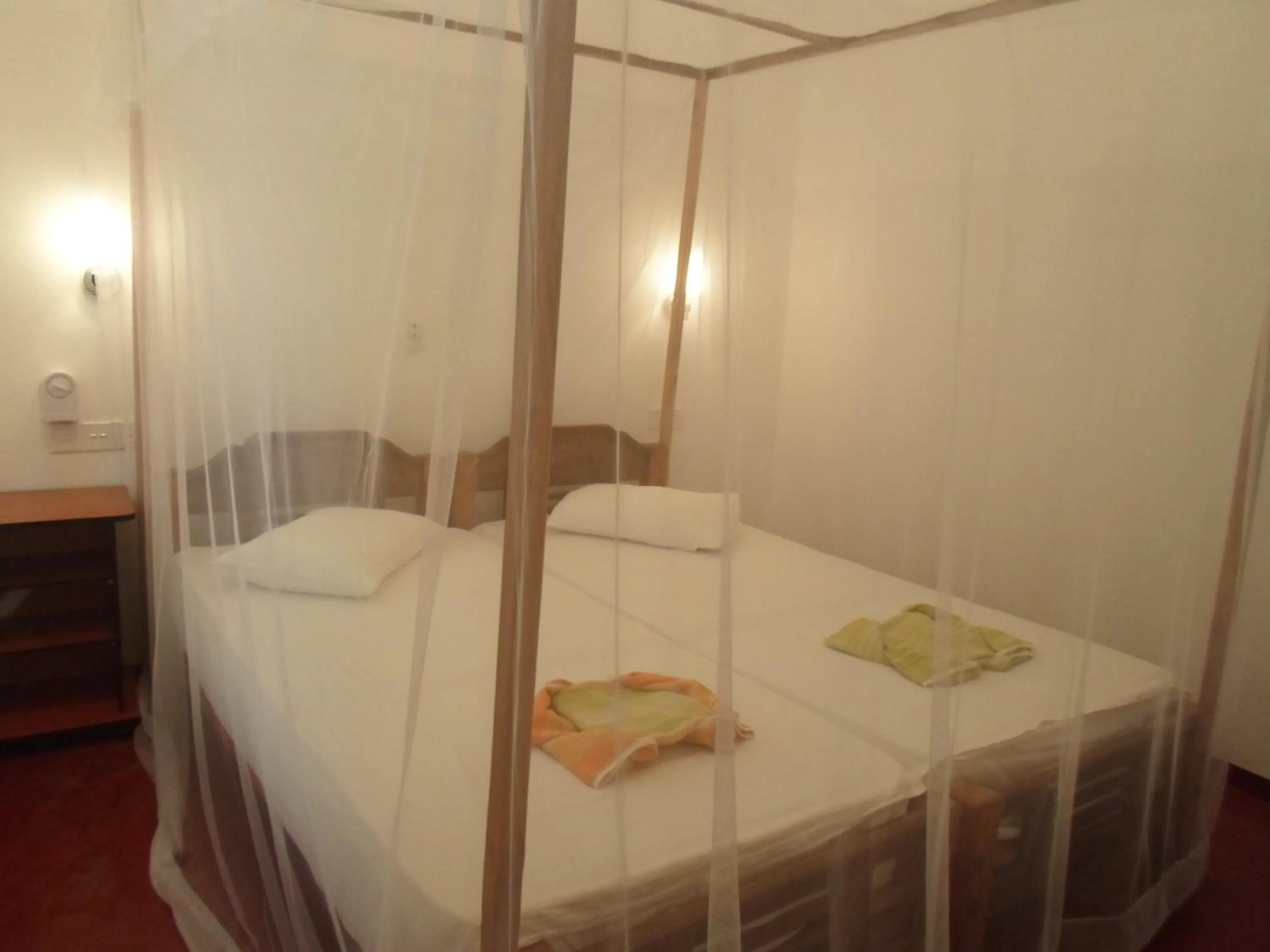 Photo of the whole room, Bed in SURF & SAND Hotel Arugambay