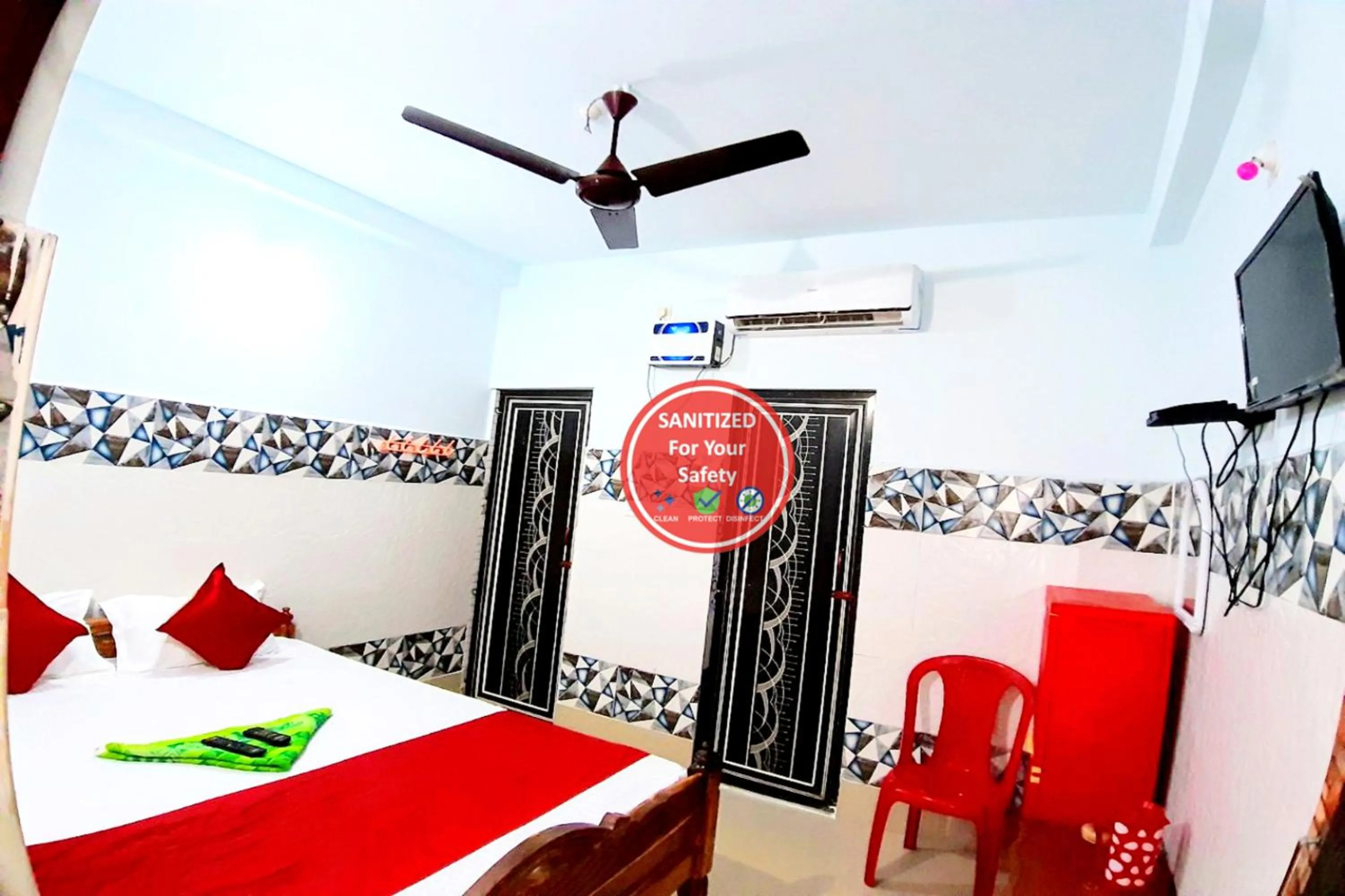 Bed in Goroomgo Pranab Sadan Puri