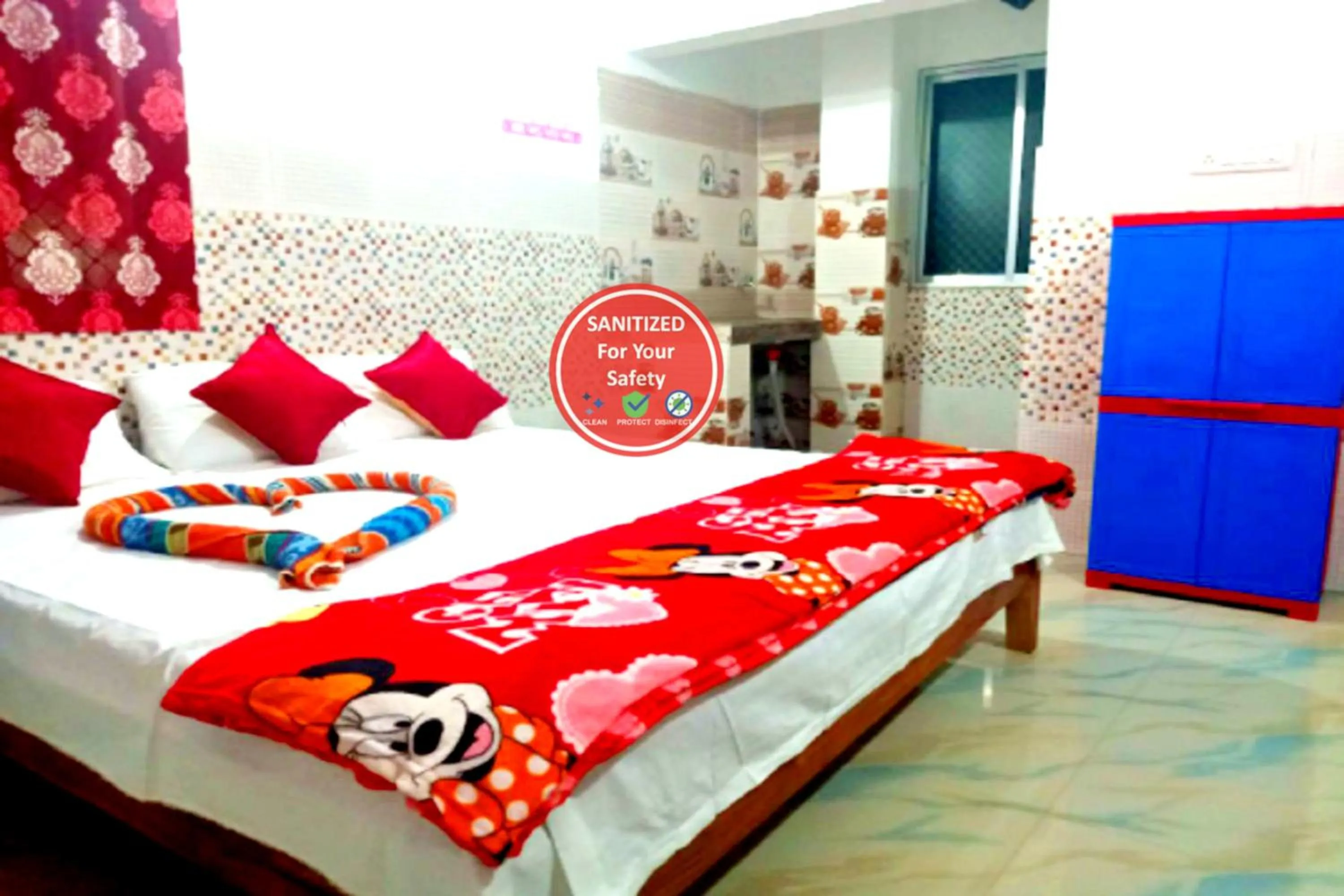 Bed in Goroomgo Pranab Sadan Puri