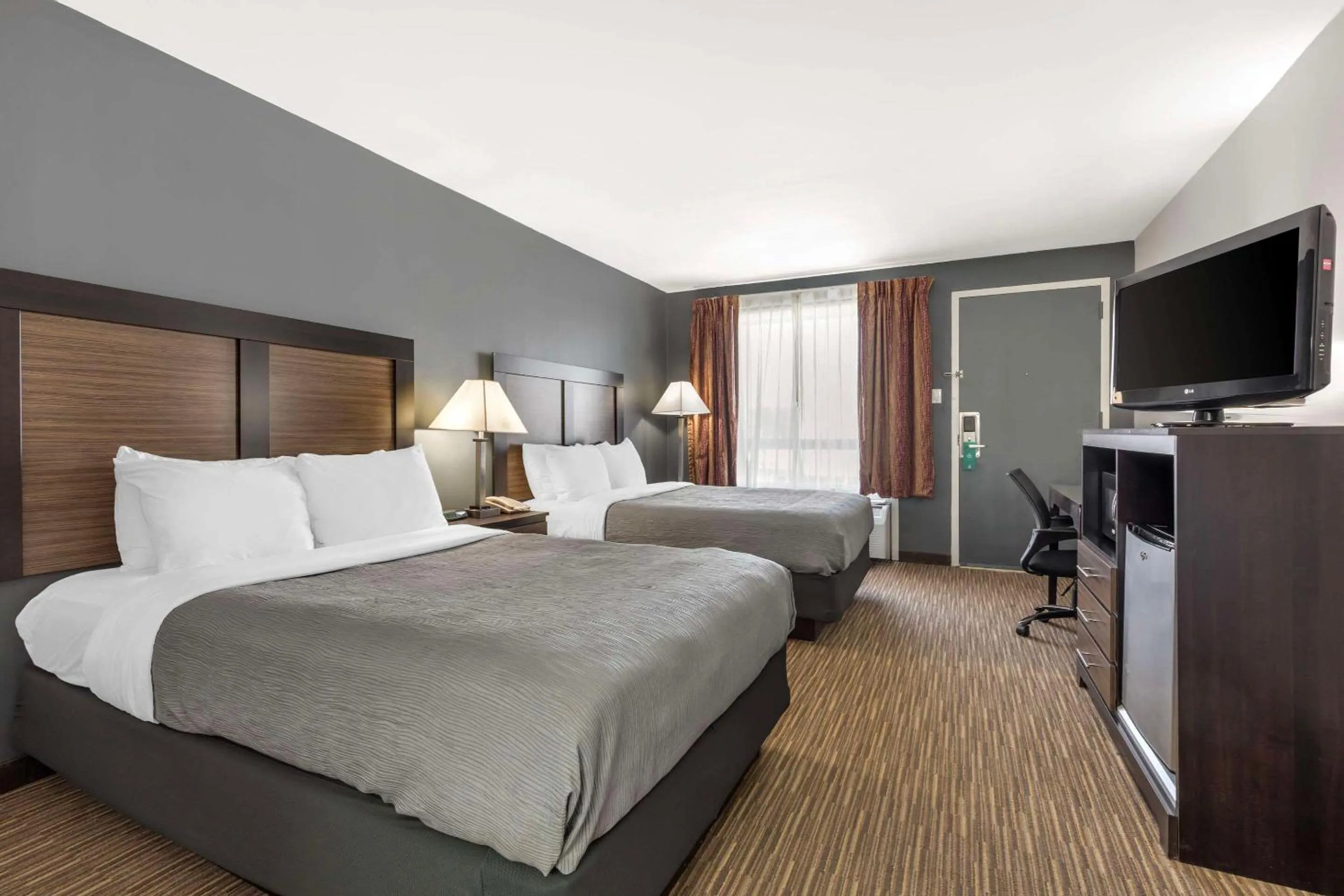 Bedroom, Bed in Suburban Studios Gainesville